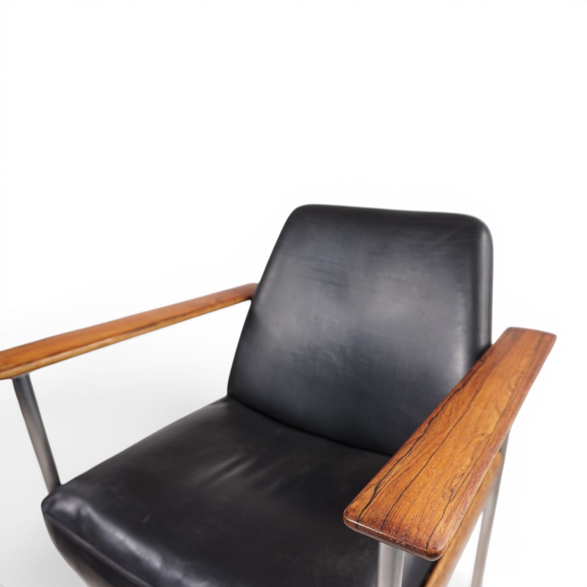 Sven_Ivar_Dysthe_Dokka_Armchair_in_Rosewood_and_Black_Leather_for_Dokka_Møbler,_Norway_1960s