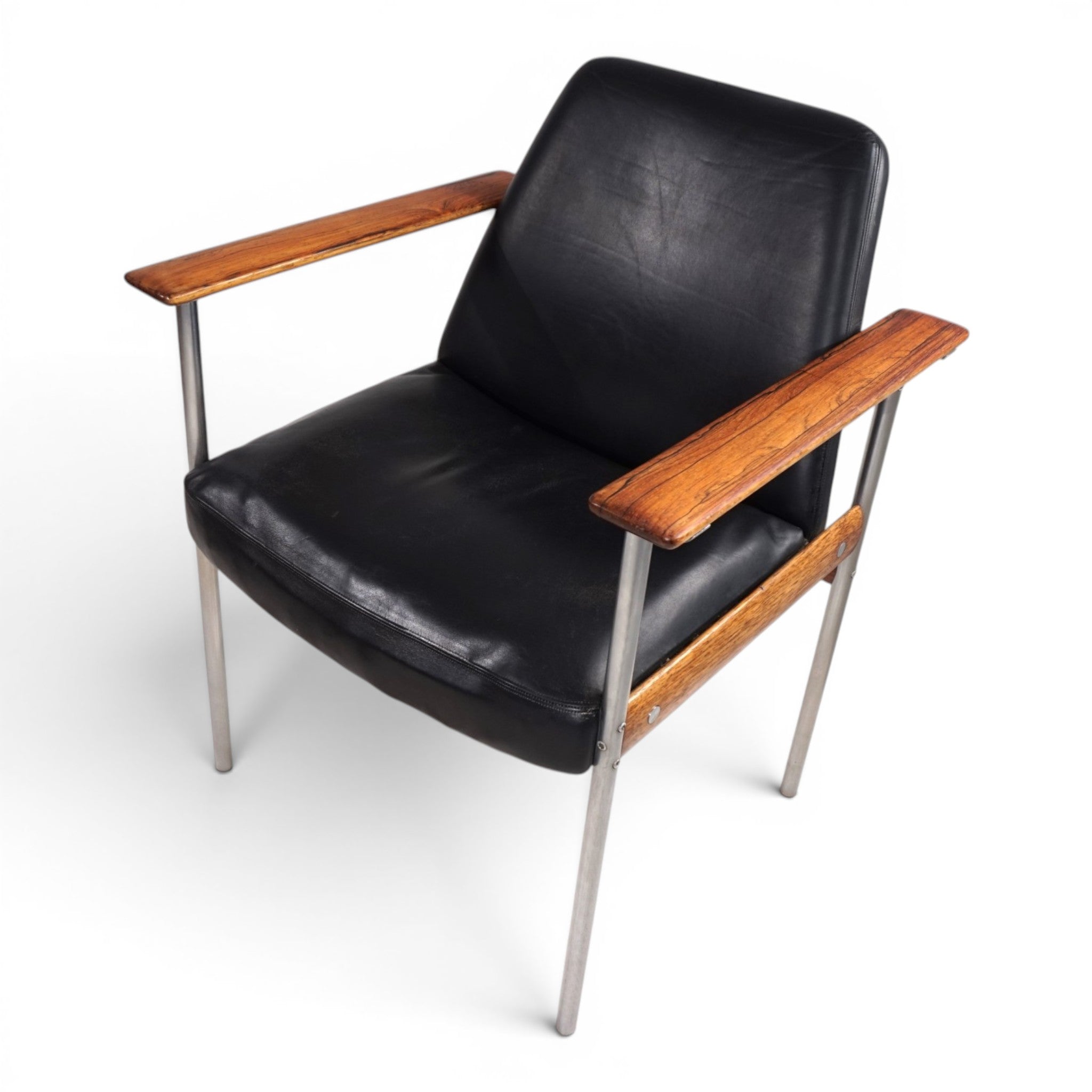 Sven_Ivar_Dysthe_Dokka_Armchair_in_Rosewood_and_Black_Leather_for_Dokka_Møbler,_Norway_1960s