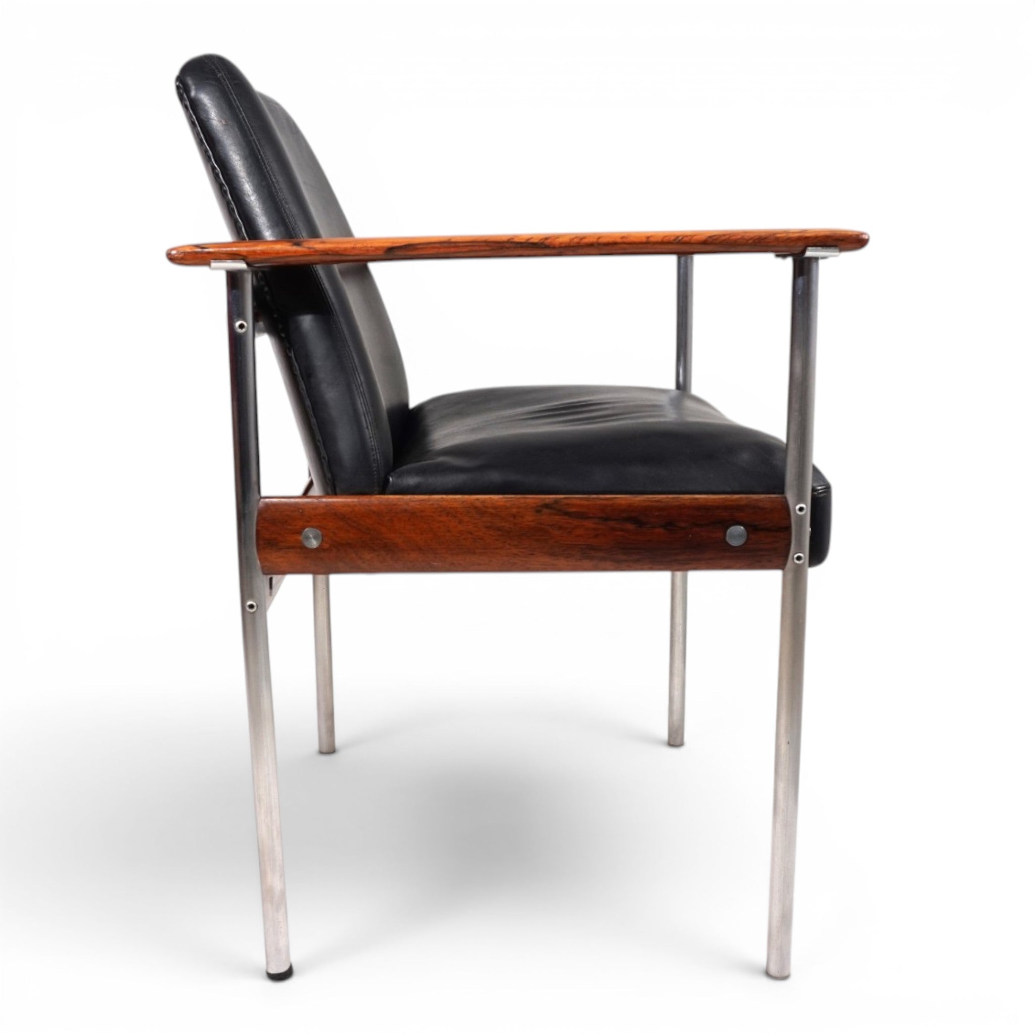 Sven_Ivar_Dysthe_Dokka_Armchair_in_Rosewood_and_Black_Leather_for_Dokka_Møbler,_Norway_1960s
