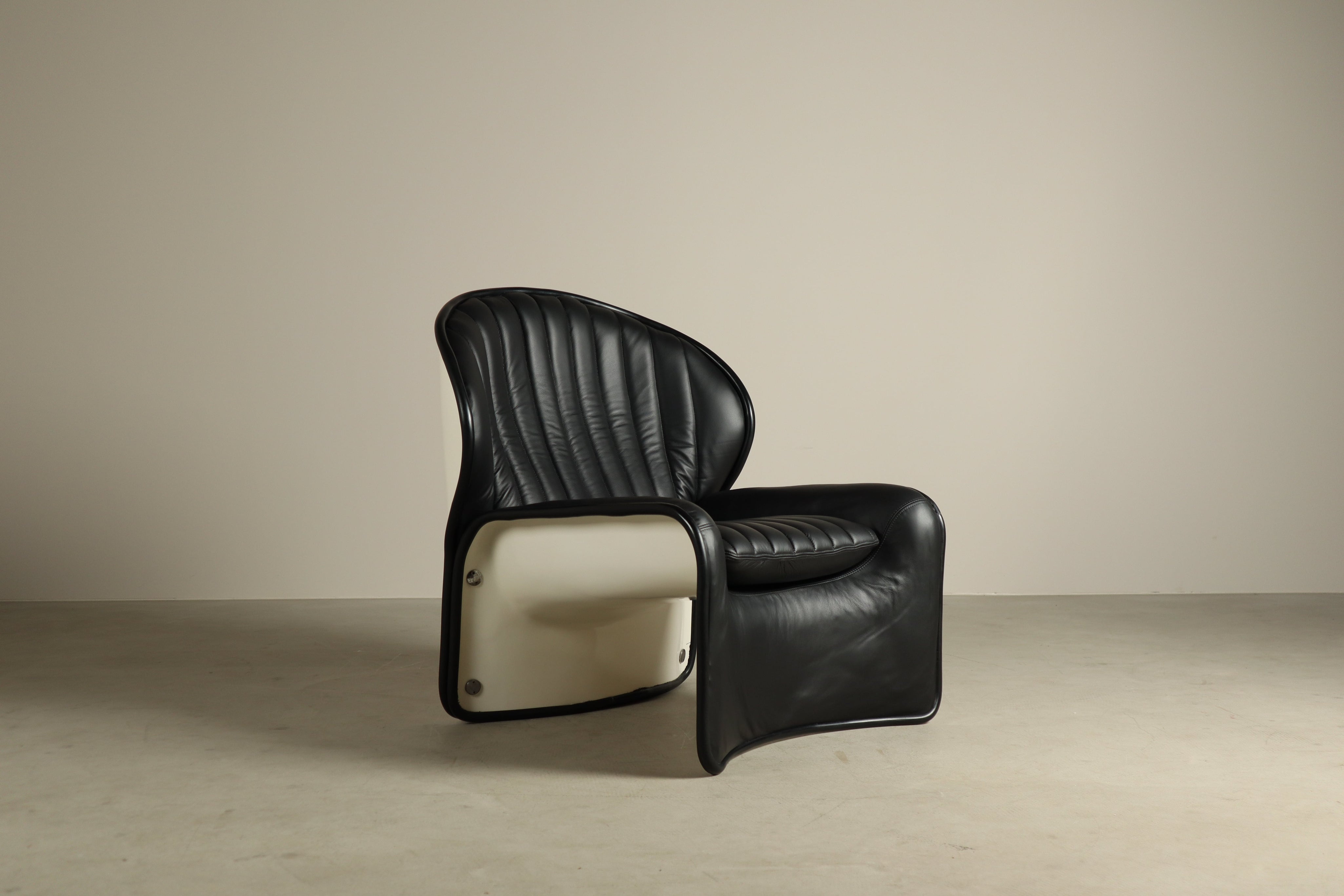 Lotus_lounge_chair_by_André_Vandenbeuck_for_Strässle_International,_1969.