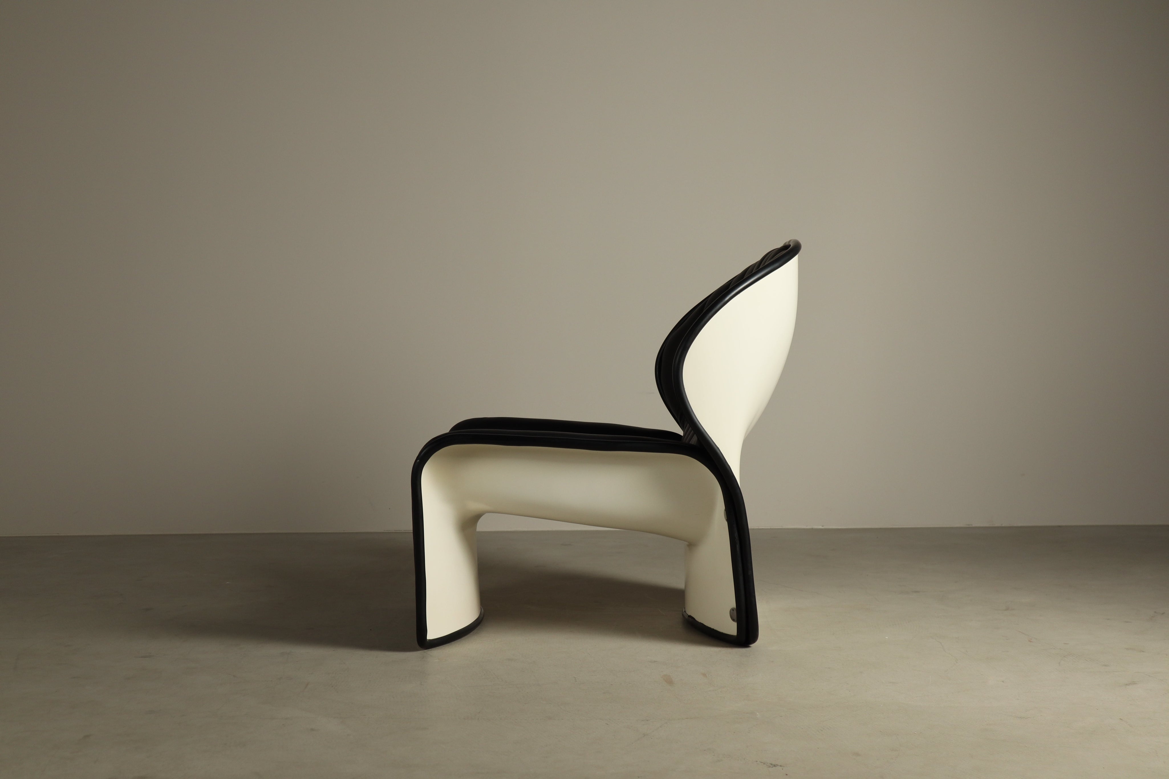 Lotus_lounge_chair_by_André_Vandenbeuck_for_Strässle_International,_1969.