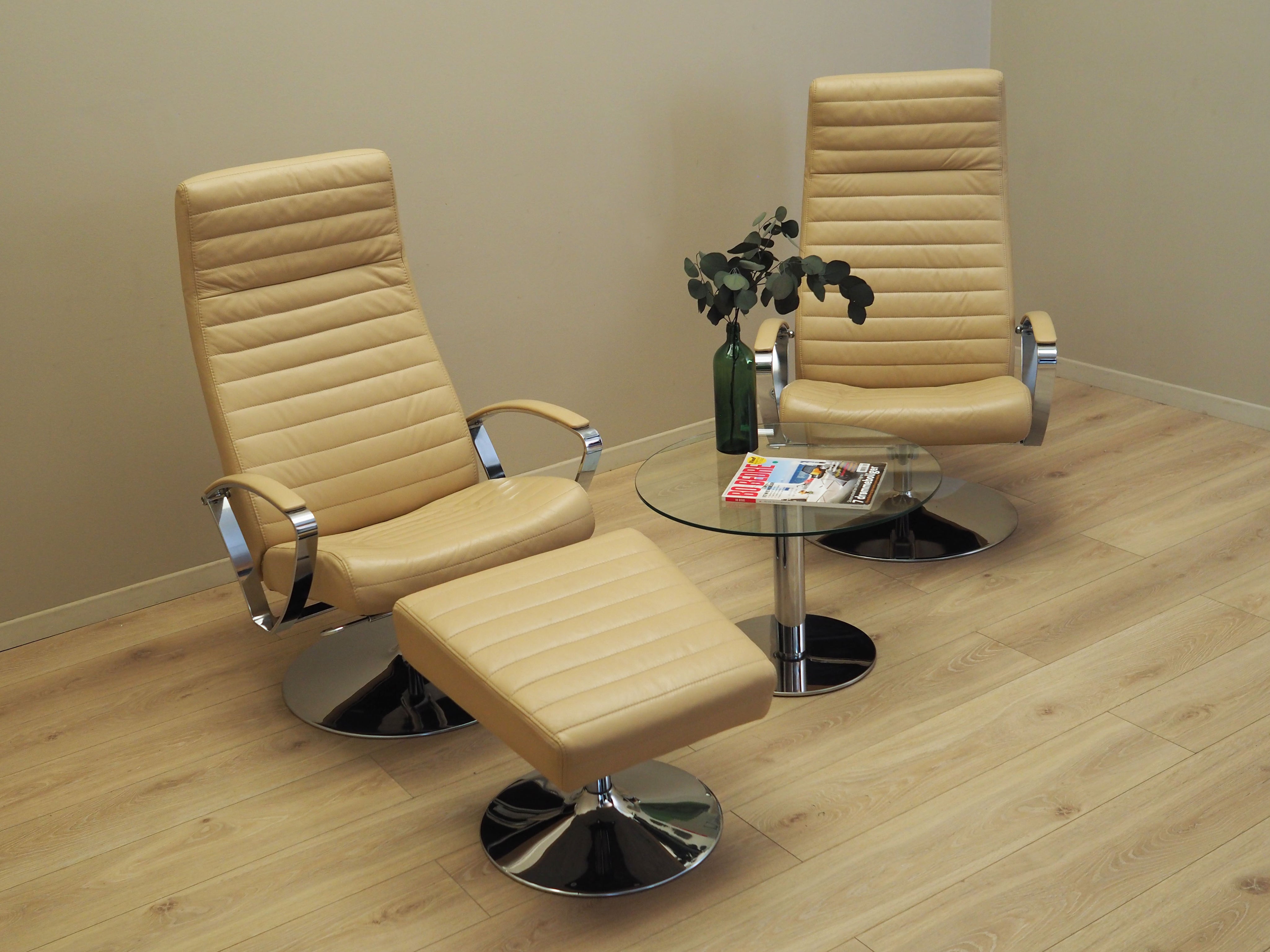 Set_of_Lounge_Armchair_And_Footstool_Set,_BoConcept,_Leather,_1970s,_Denmark
