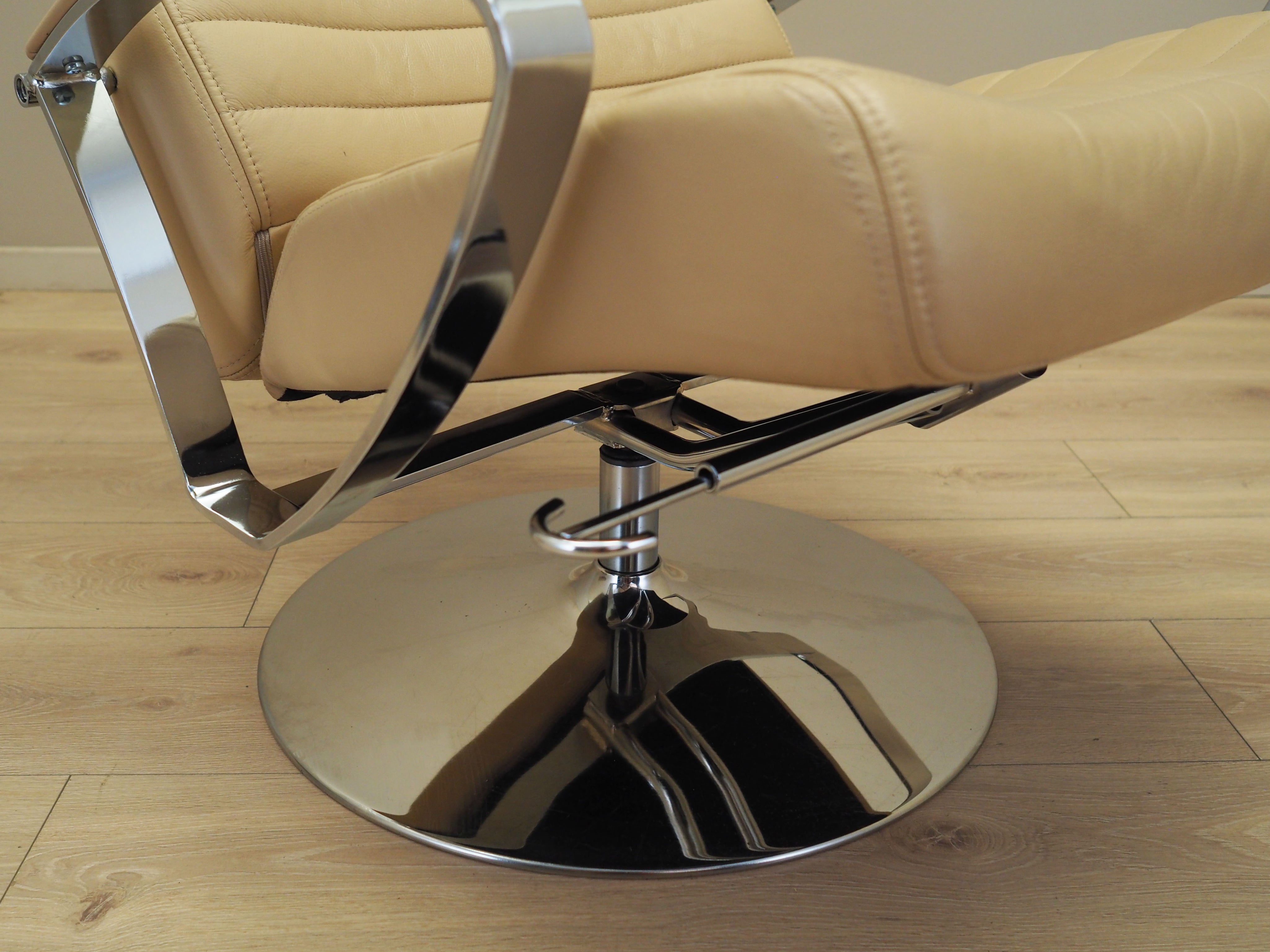 Set_of_Lounge_Armchair_And_Footstool_Set,_BoConcept,_Leather,_1970s,_Denmark