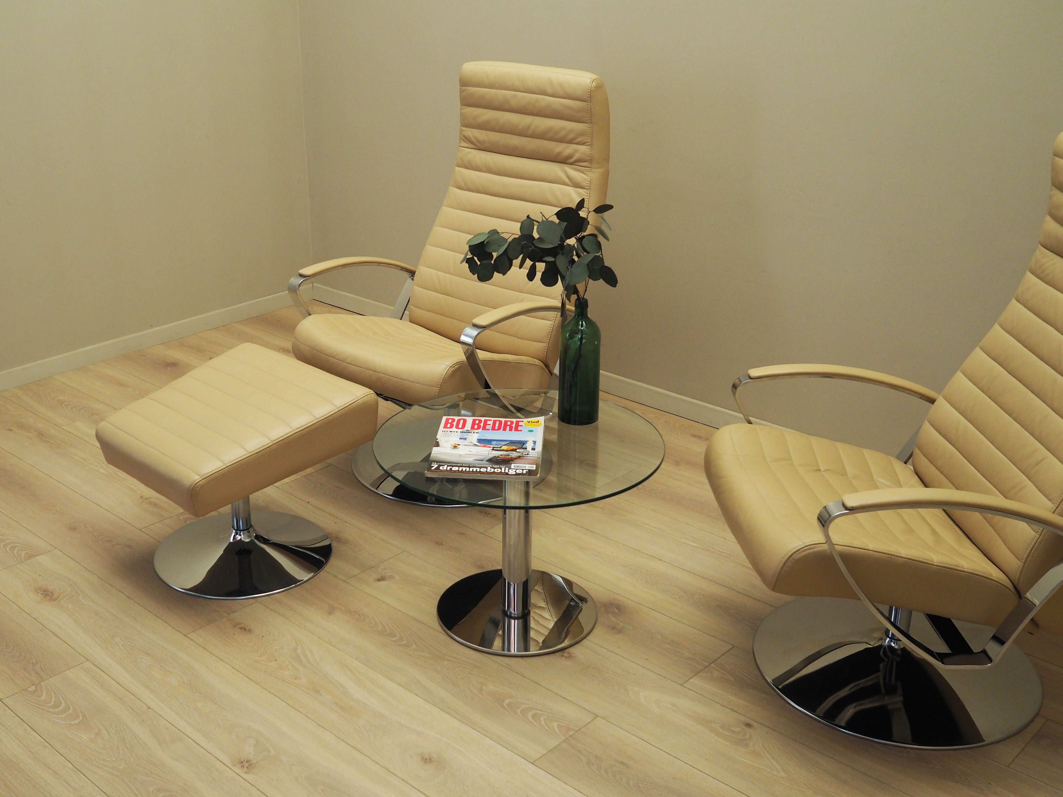 Set_of_Lounge_Armchair_And_Footstool_Set,_BoConcept,_Leather,_1970s,_Denmark