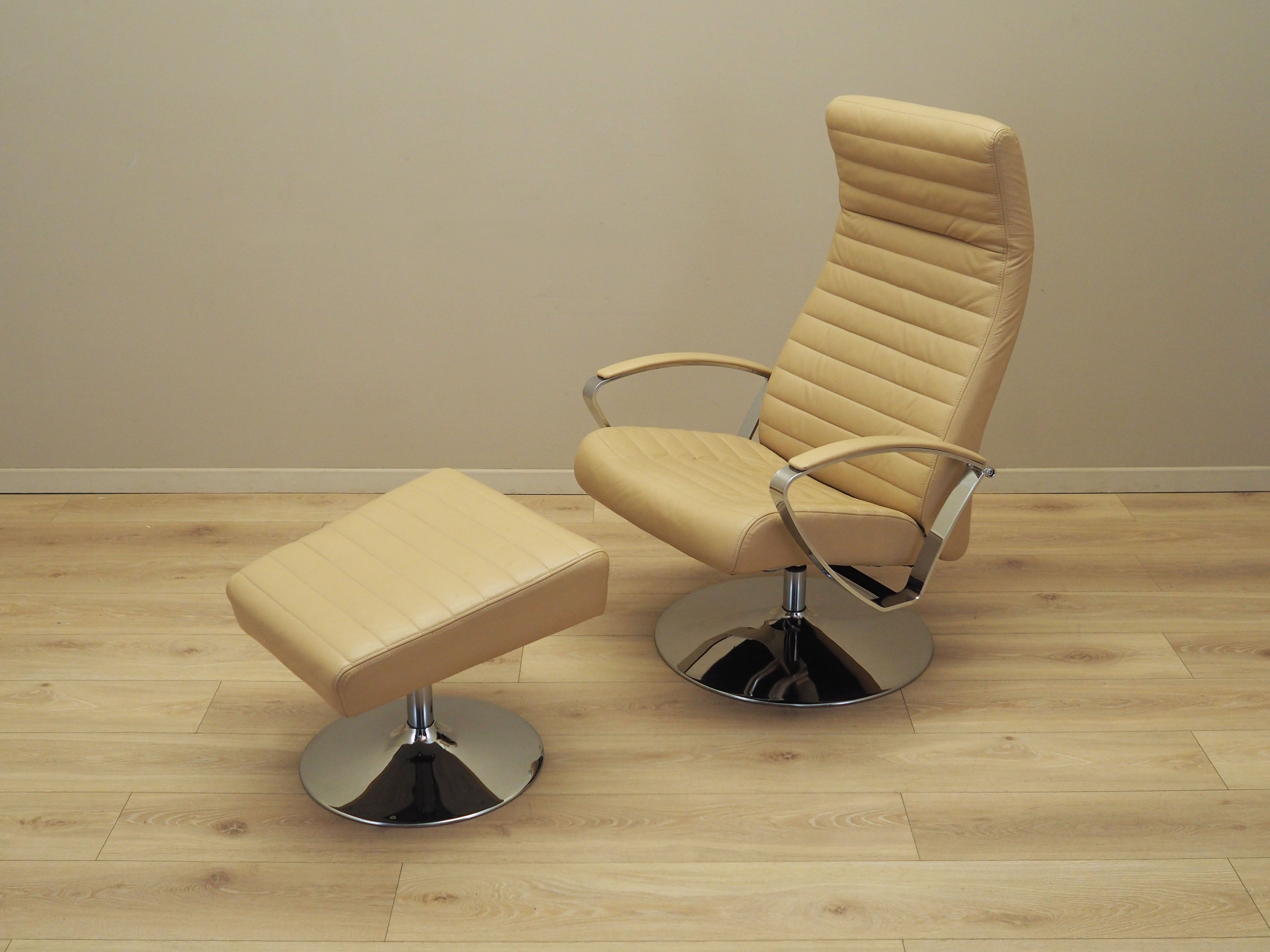 Set_of_Lounge_Armchair_And_Footstool_Set,_BoConcept,_Leather,_1970s,_Denmark