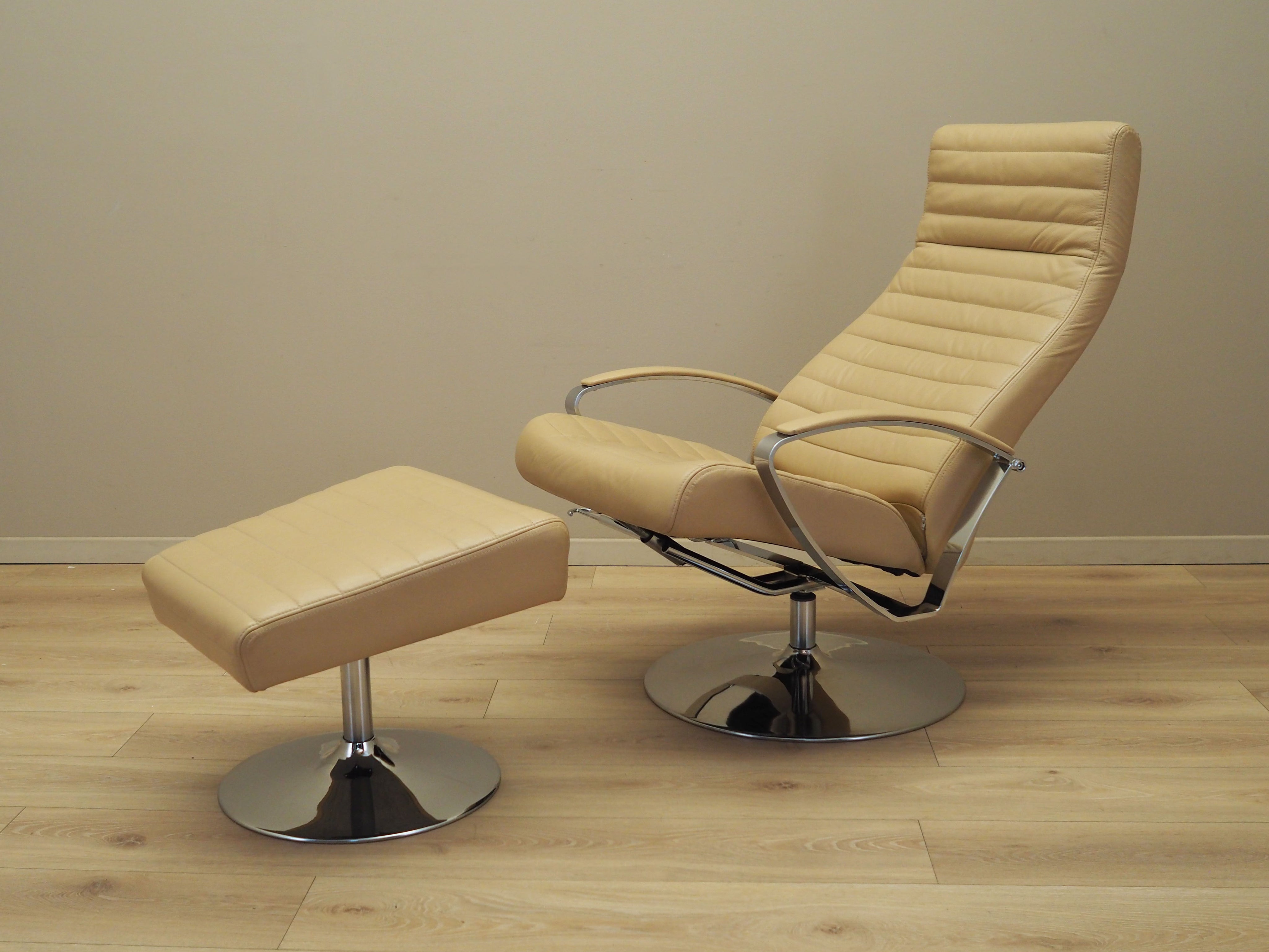 Set_of_Lounge_Armchair_And_Footstool_Set,_BoConcept,_Leather,_1970s,_Denmark