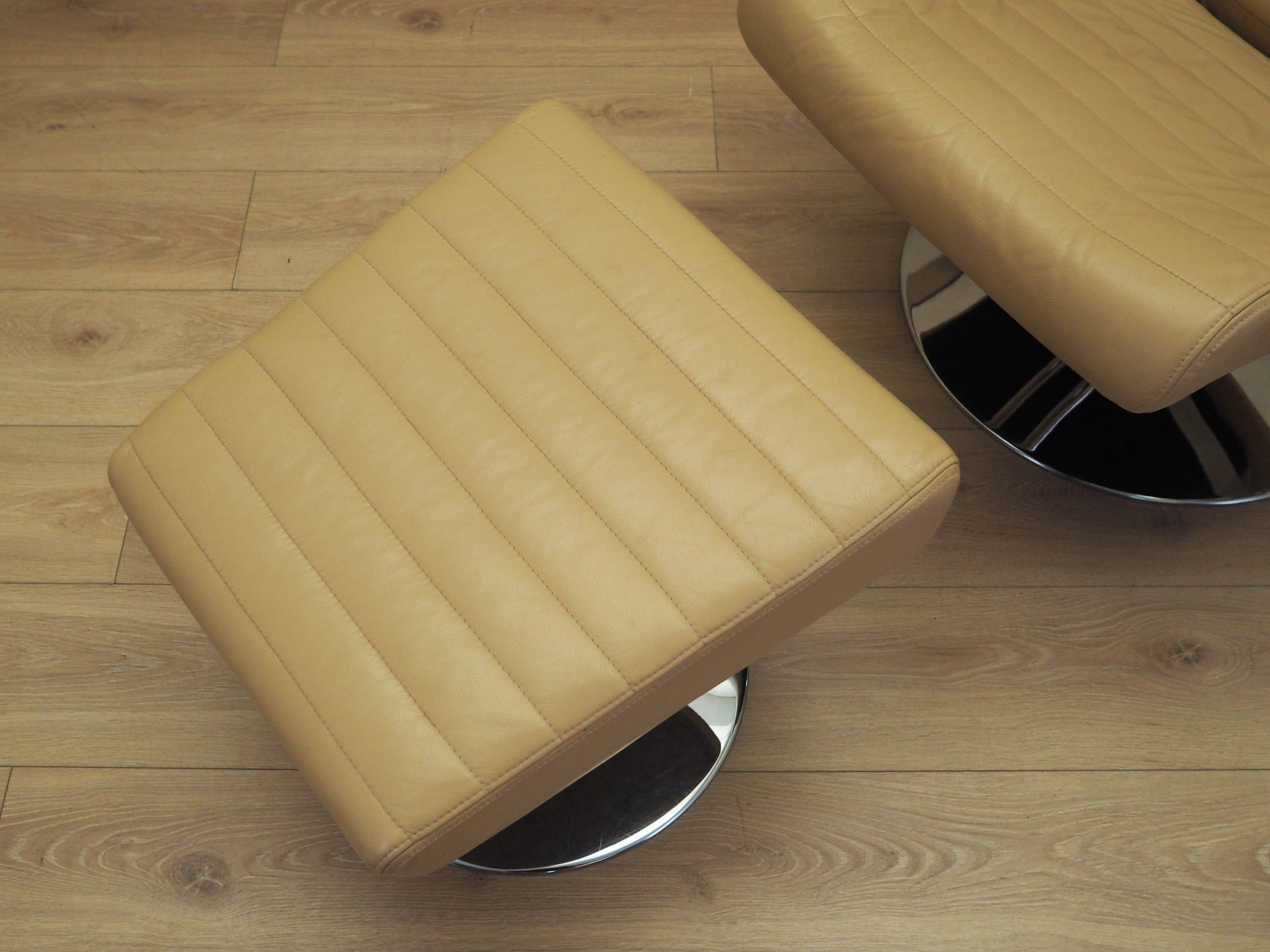 Set_of_Lounge_Armchair_And_Footstool_Set,_BoConcept,_Leather,_1970s,_Denmark