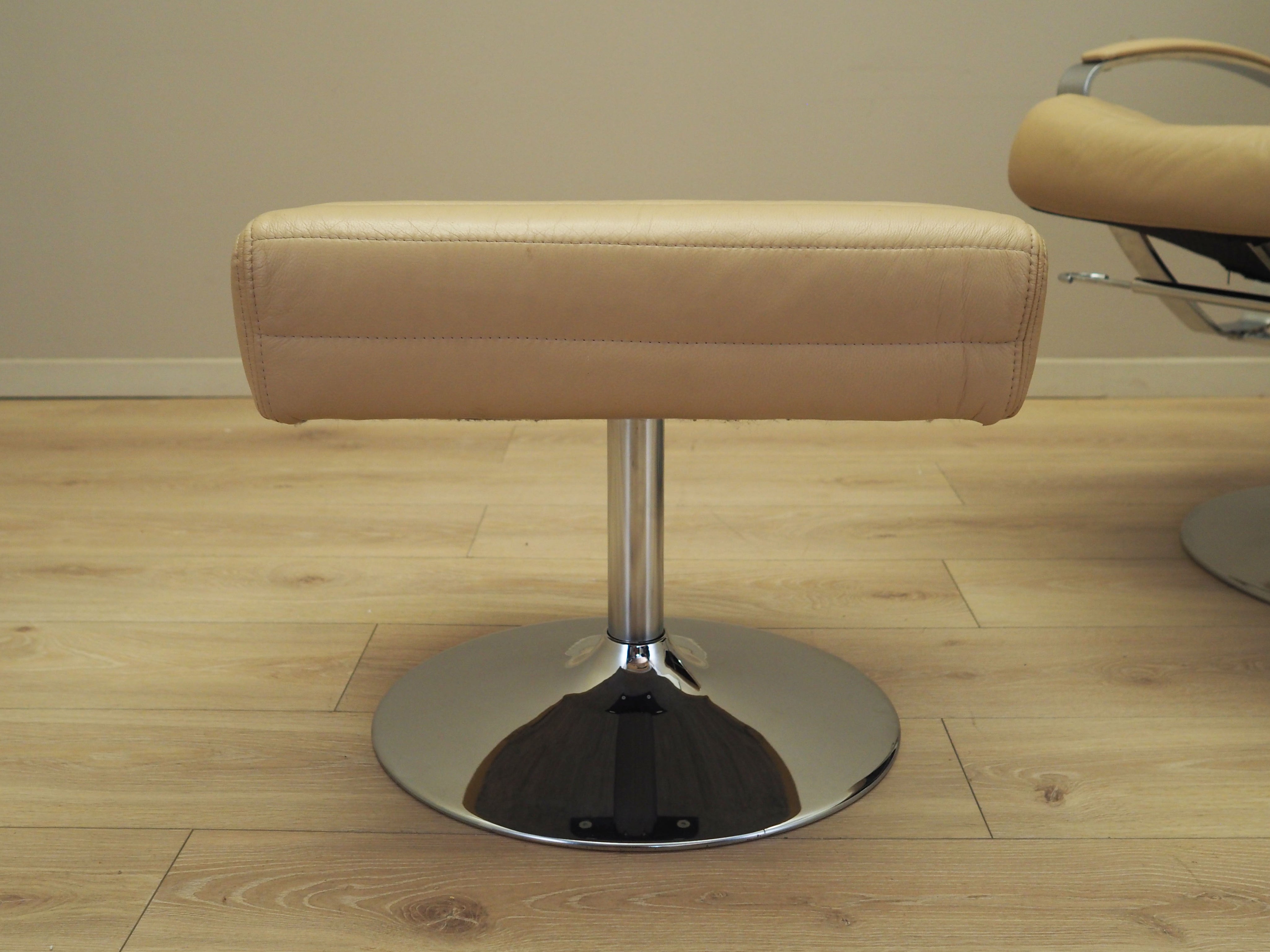 Set_of_Lounge_Armchair_And_Footstool_Set,_BoConcept,_Leather,_1970s,_Denmark