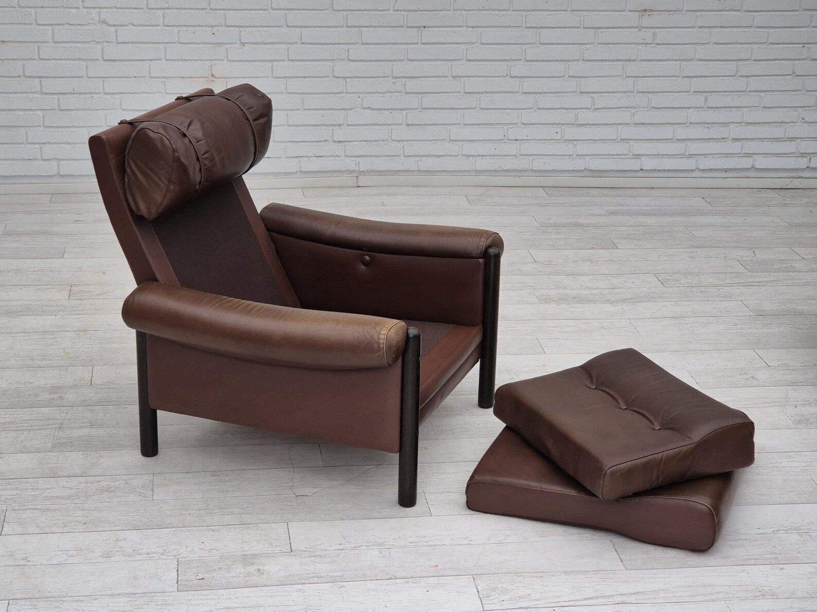 Lounge_Armchair,_Leather_&_Oak,_1970s_Denmark