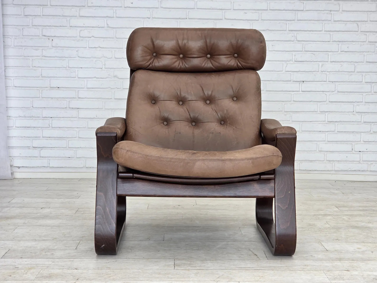 Lounge_Chair_by_Georg_Thams,_Leather_&_Wood,_1970s_Denmark