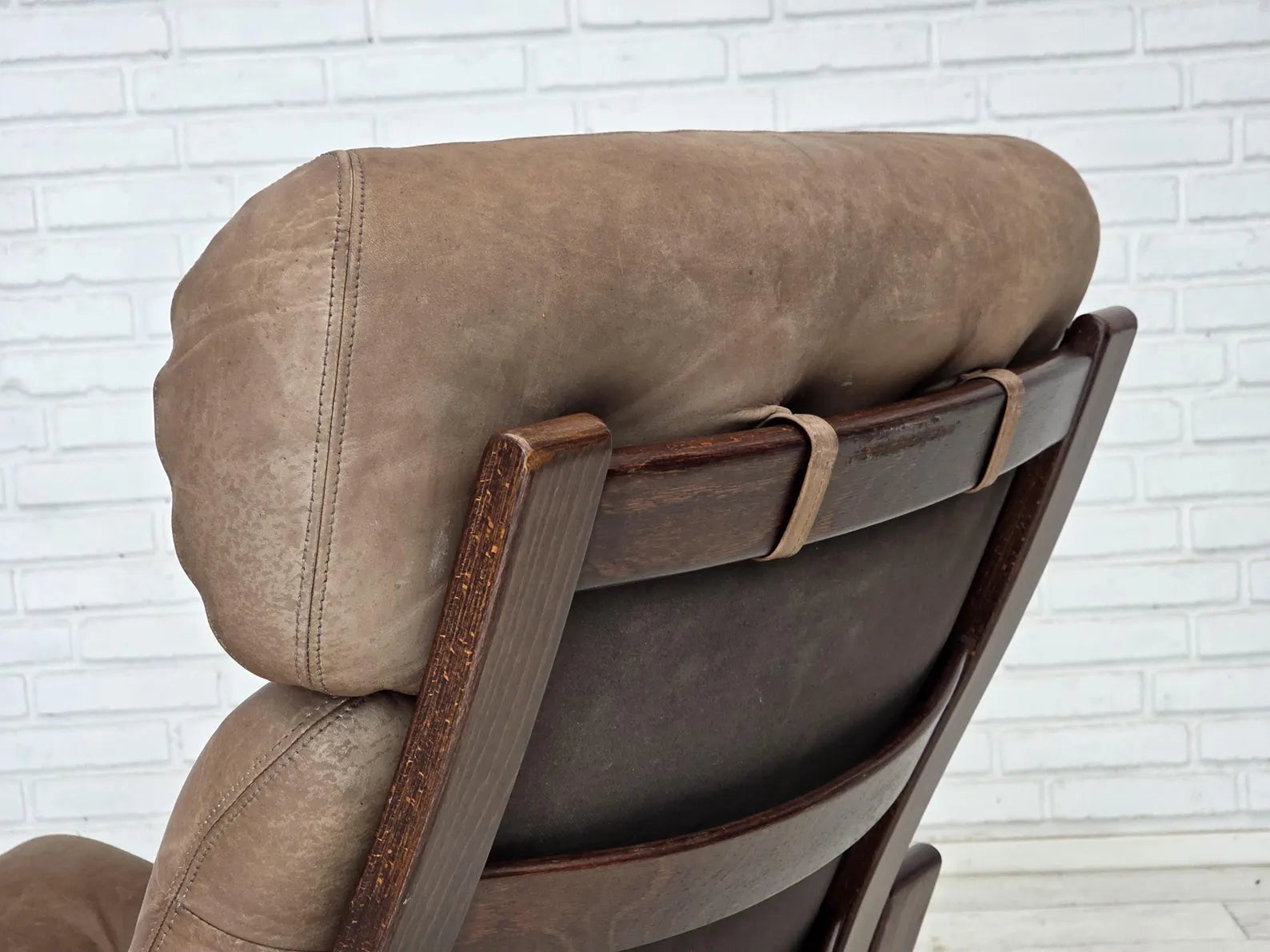 Lounge_Chair_by_Georg_Thams,_Leather_&_Wood,_1970s_Denmark