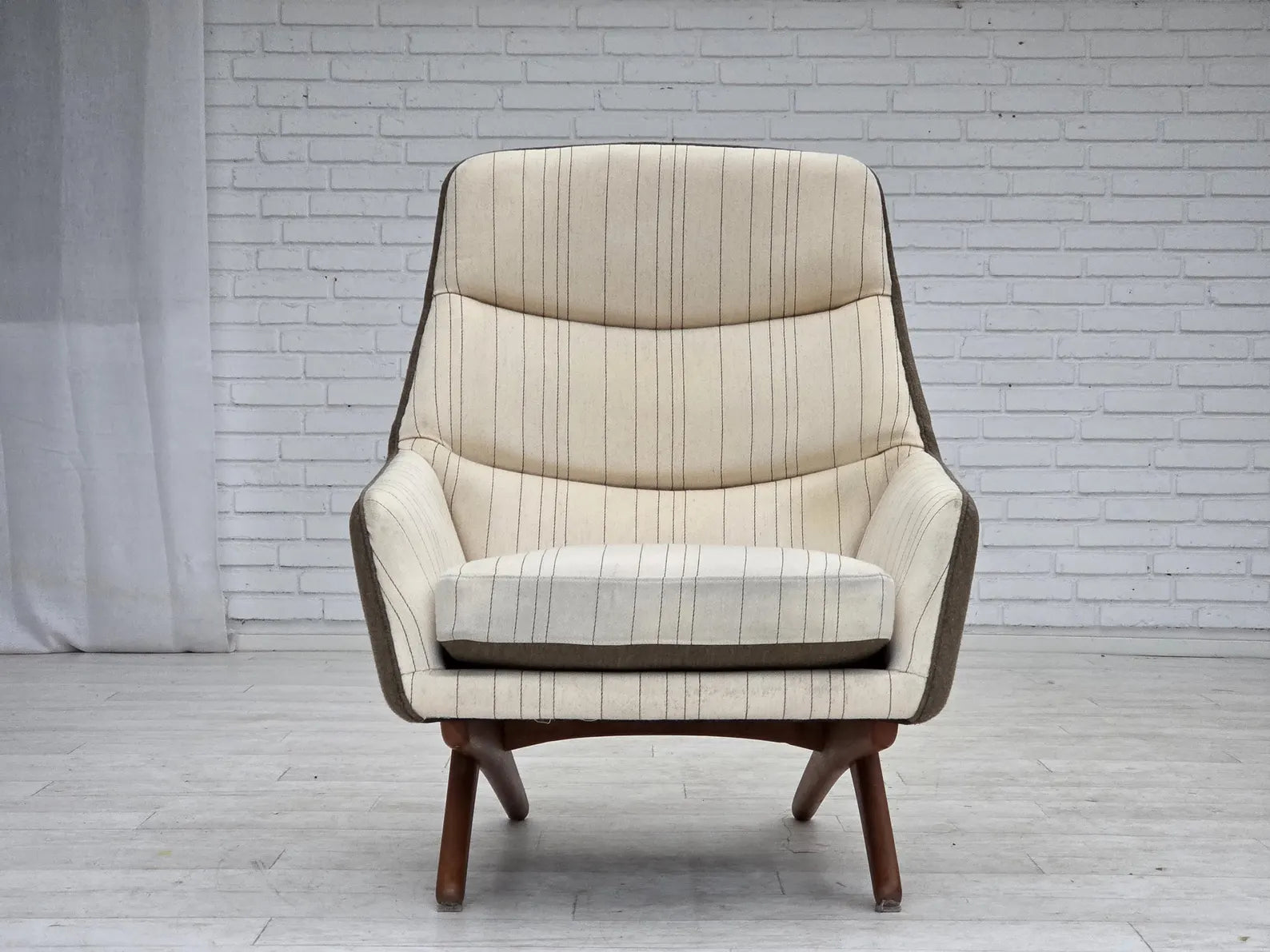 Lounge_Chair_by_Illum_Wikkelsø,_Upholstery_&_Beech_Wood_Frame,_1970s_Denmark