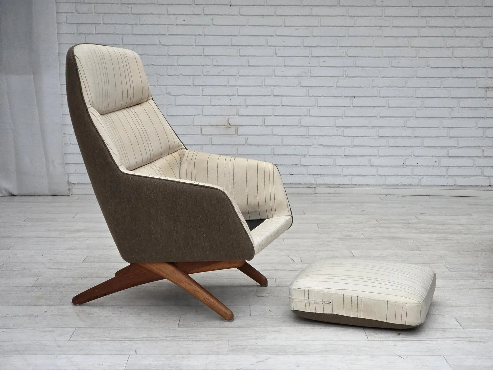 Lounge_Chair_by_Illum_Wikkelsø,_Upholstery_&_Beech_Wood_Frame,_1970s_Denmark