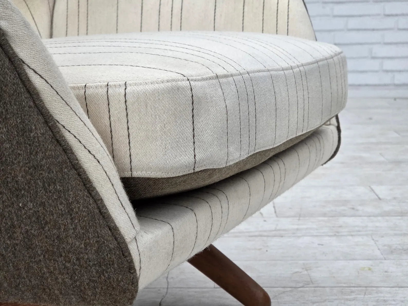 Lounge_Chair_by_Illum_Wikkelsø,_Upholstery_&_Beech_Wood_Frame,_1970s_Denmark