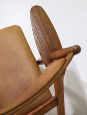 Hans_J._Wegner_CH28_“Sawbuck”_Armchair_in_Oak_and_Cognac_Leather,_1950s