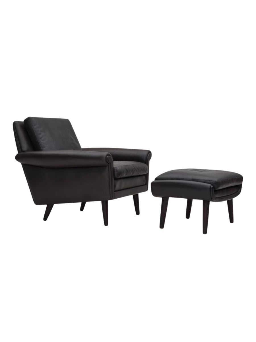 Lounge_Chair_Diplomat_with_Footstool_by_Aage_Christiansen,_1960s_Denmark
