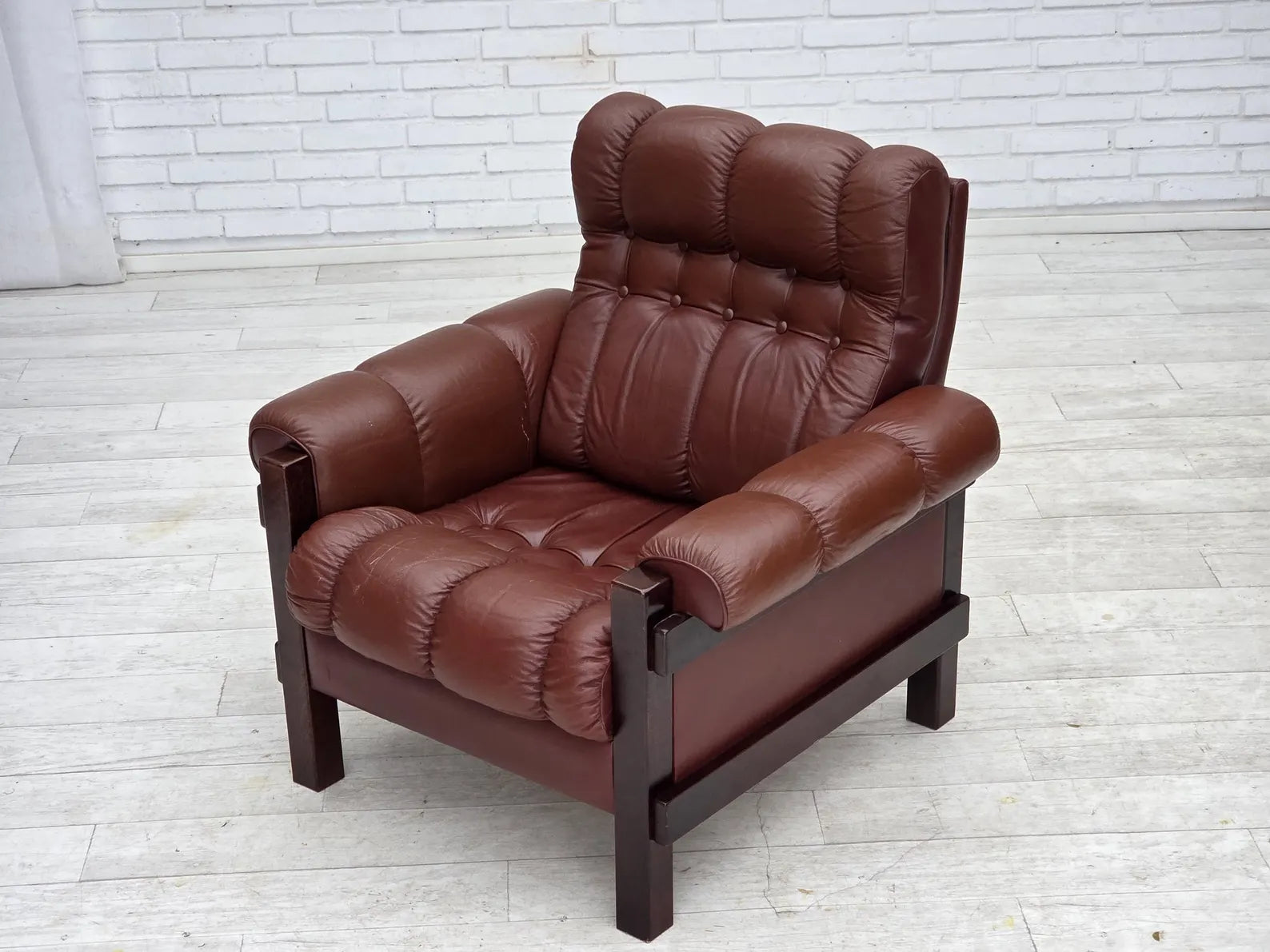 Lounge_Chair,_Leather_&_Beech_Wood,_1970s_Denmark