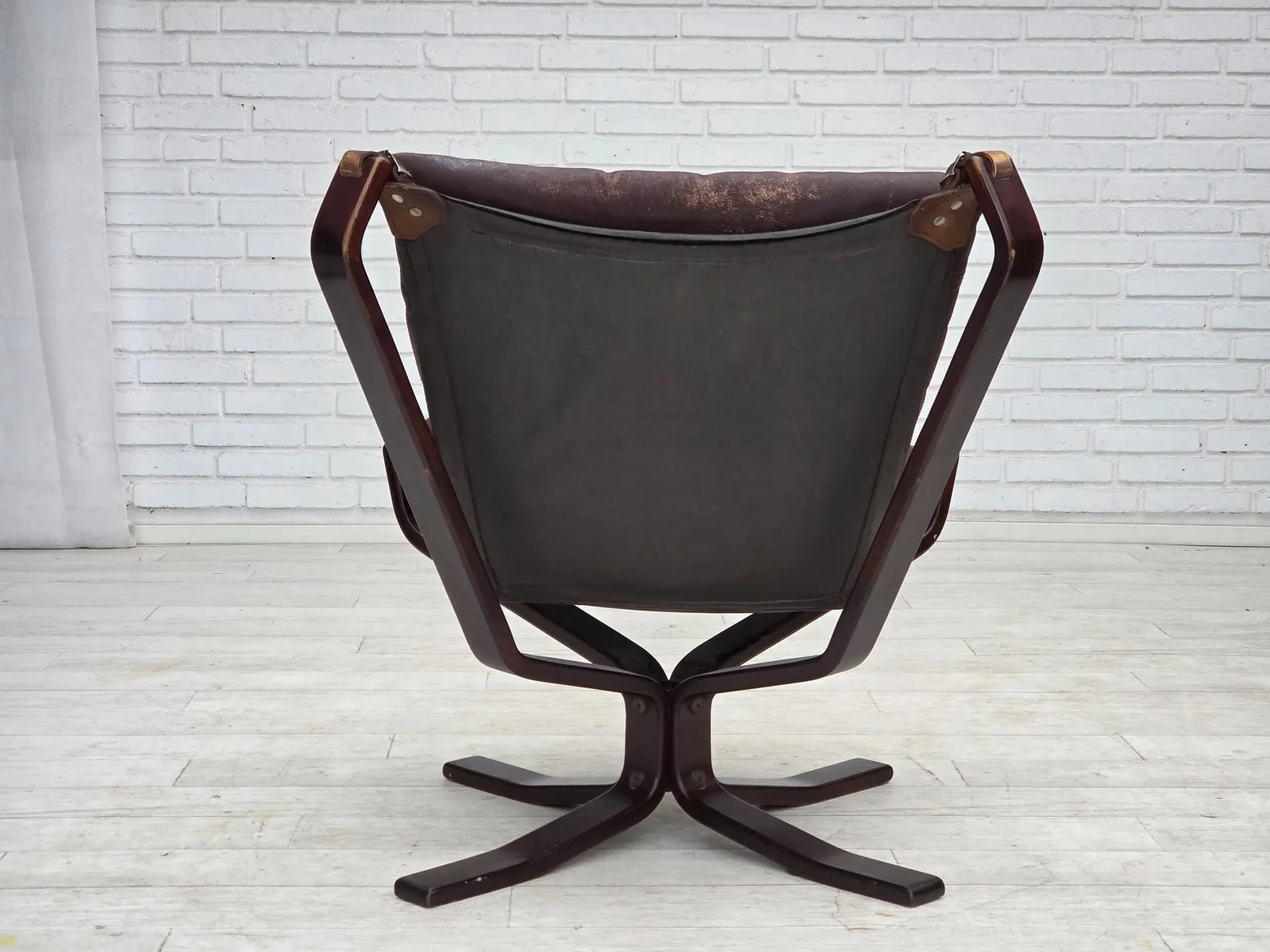 Lounge_Chair_Model_Falcon_by_Sigurd_Ressel,_1970s_Norway