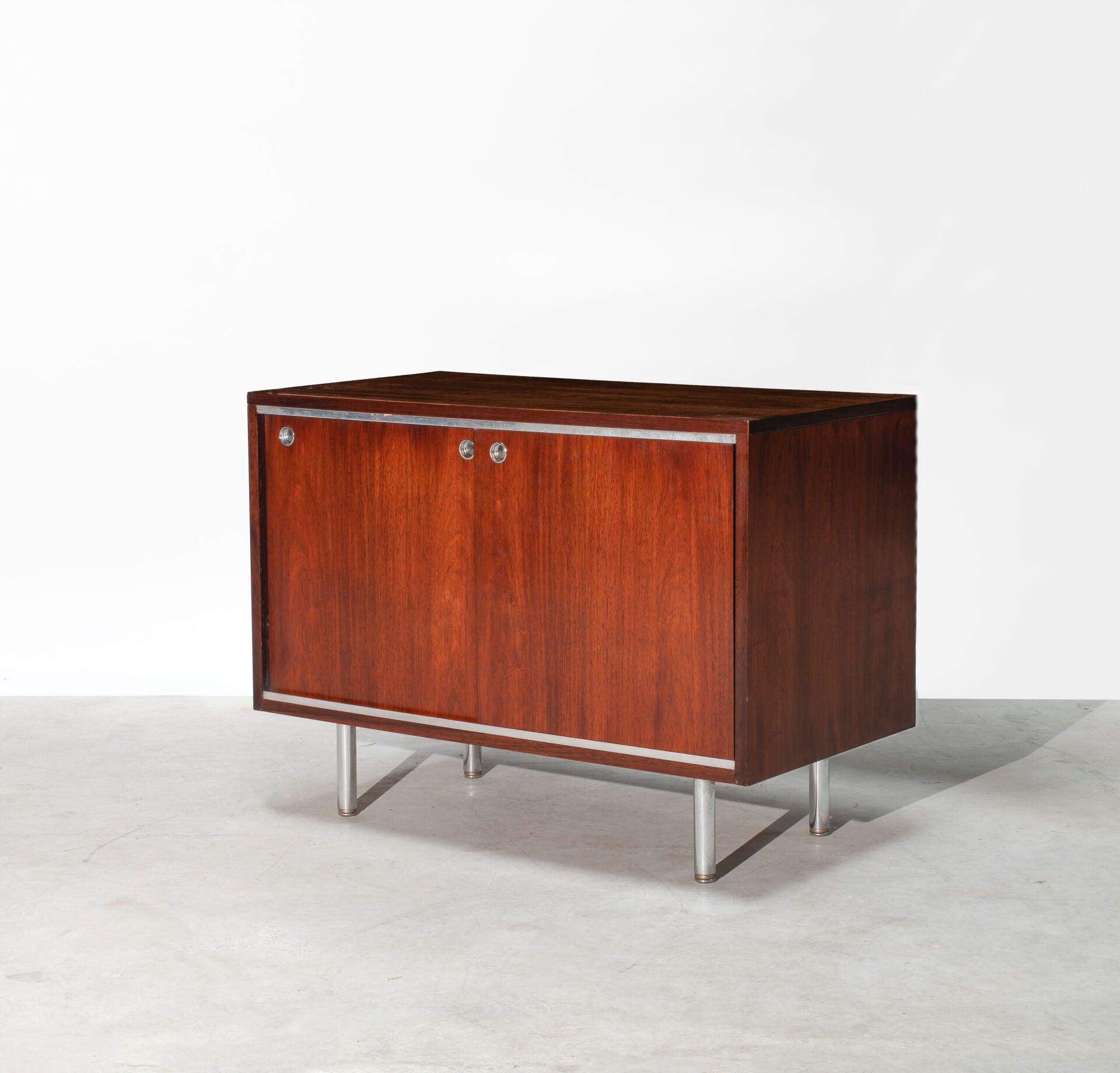 Low_credenza_in_rosewood_with_sliding_doors_by_George_Nelson_for_Herman_Miller