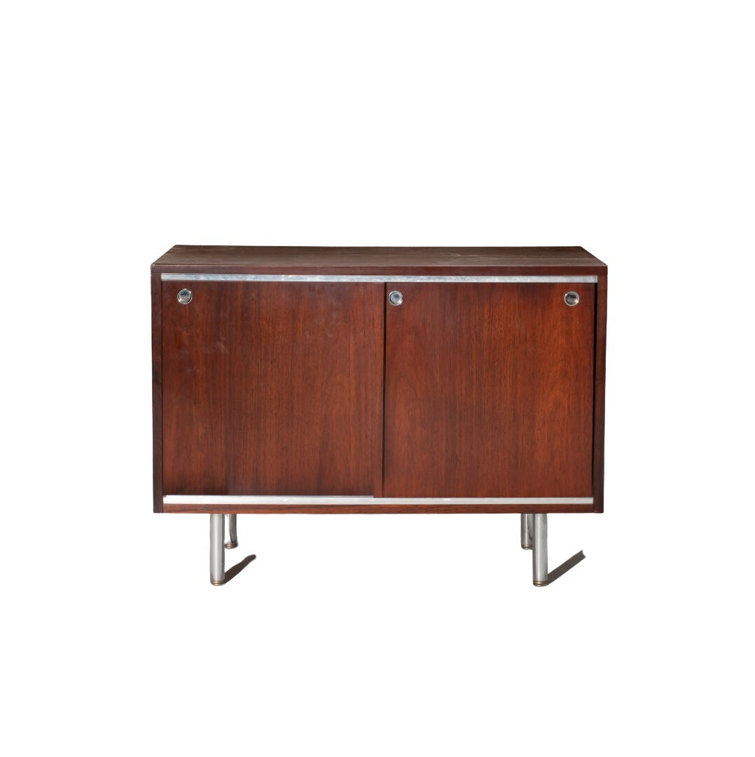 Low_credenza_in_rosewood_with_sliding_doors_by_George_Nelson_for_Herman_Miller