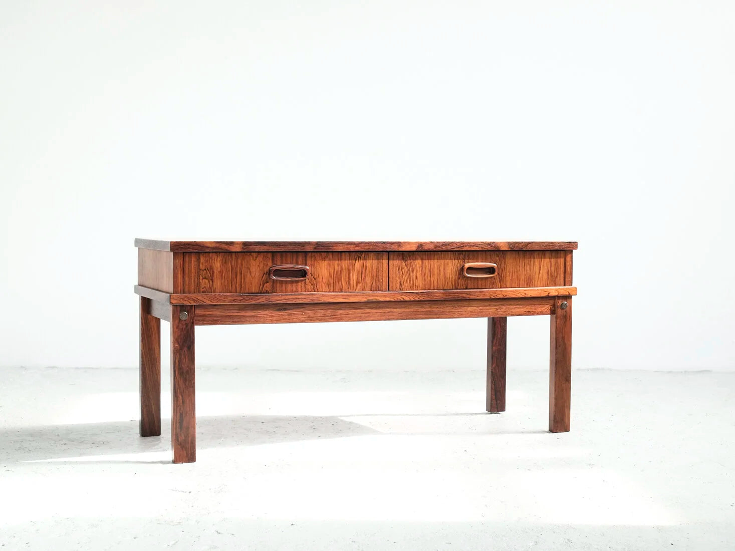 Low_Danish_chest_of_2_drawers_in_rosewood_1960s