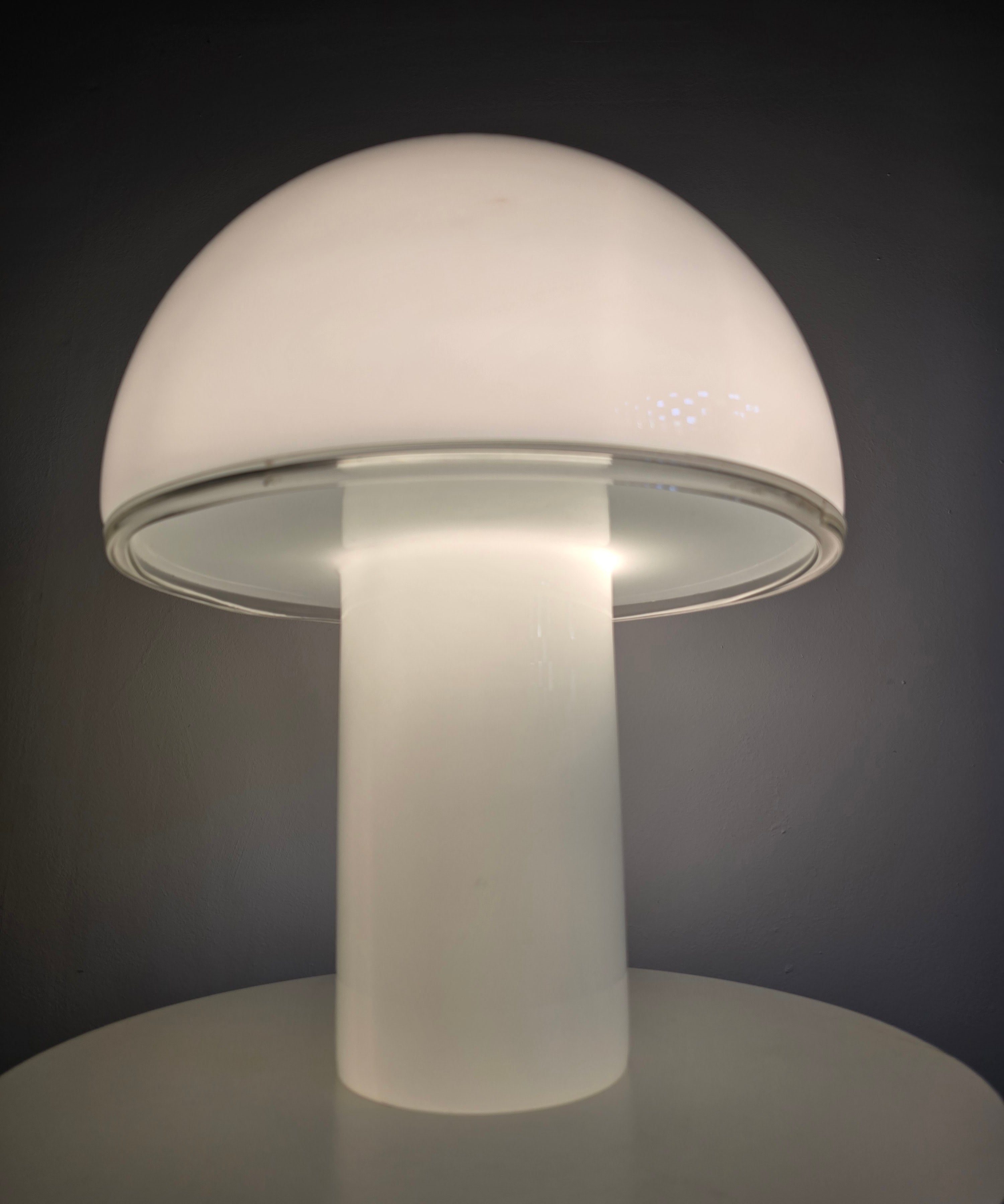 Luciano_Vistosi_Onfale_Table_Lamp_for_Artemide_in_Opaline_Glass,_Italian_Space_Age_Design,_1970s
