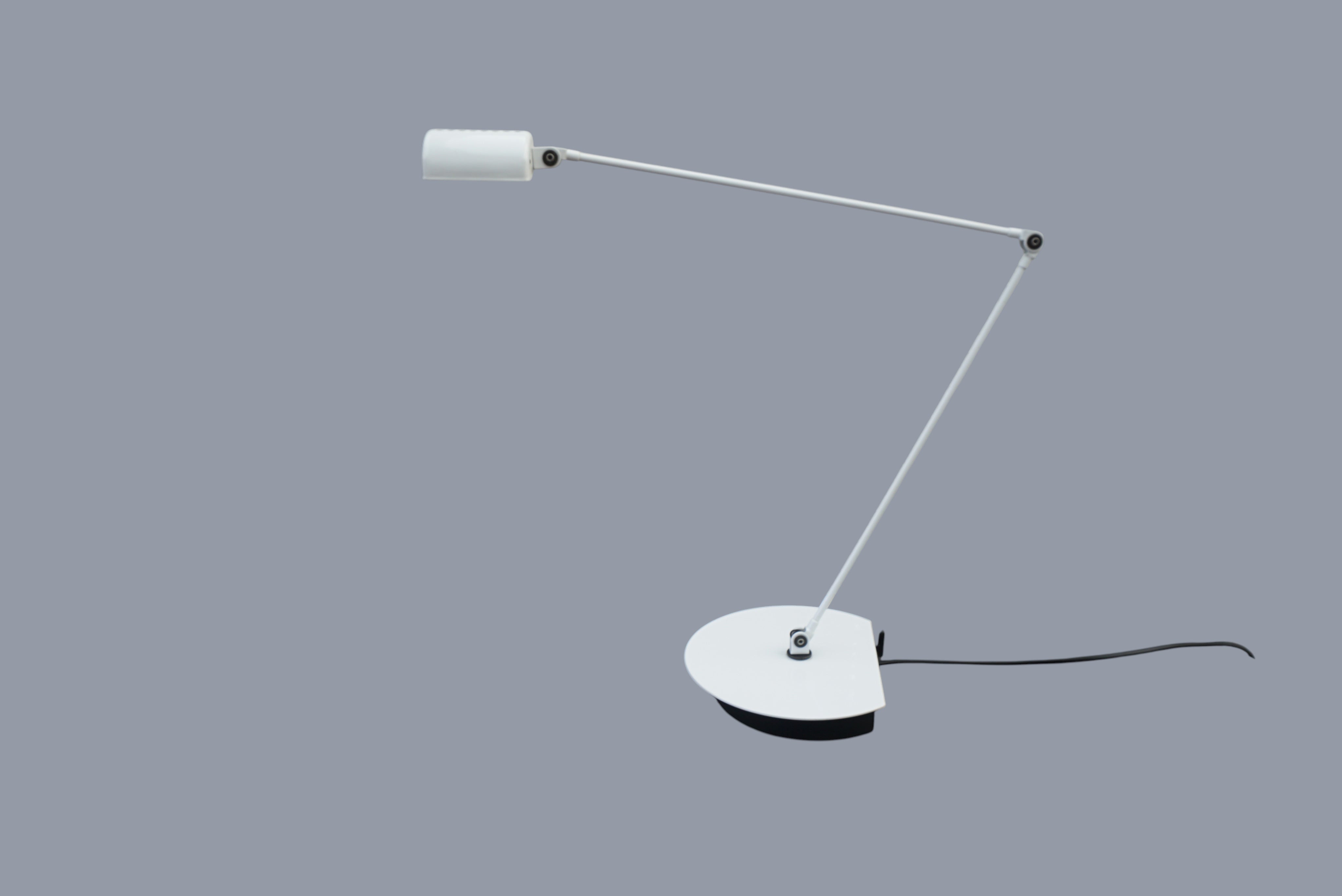 Daphine_Table_Lamp_by_Tommaso_Cimini_for_Lumina_Italia,_White_Italian_Minimalist_Desk_Lamp,_1975