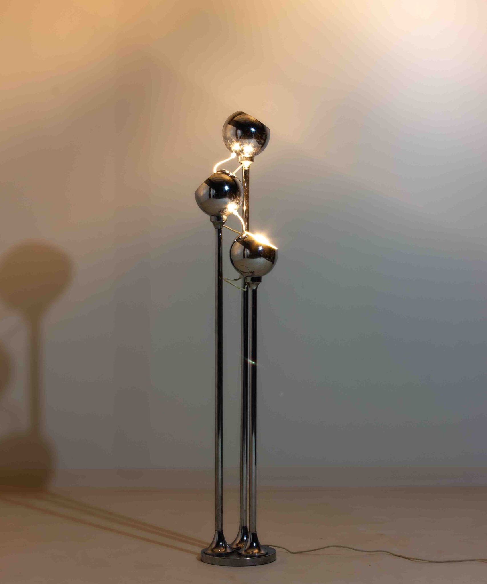 Magnetic_Italian_Ball_Floor_Lamp_in_Chrome,_1970s_Space_Age_Style