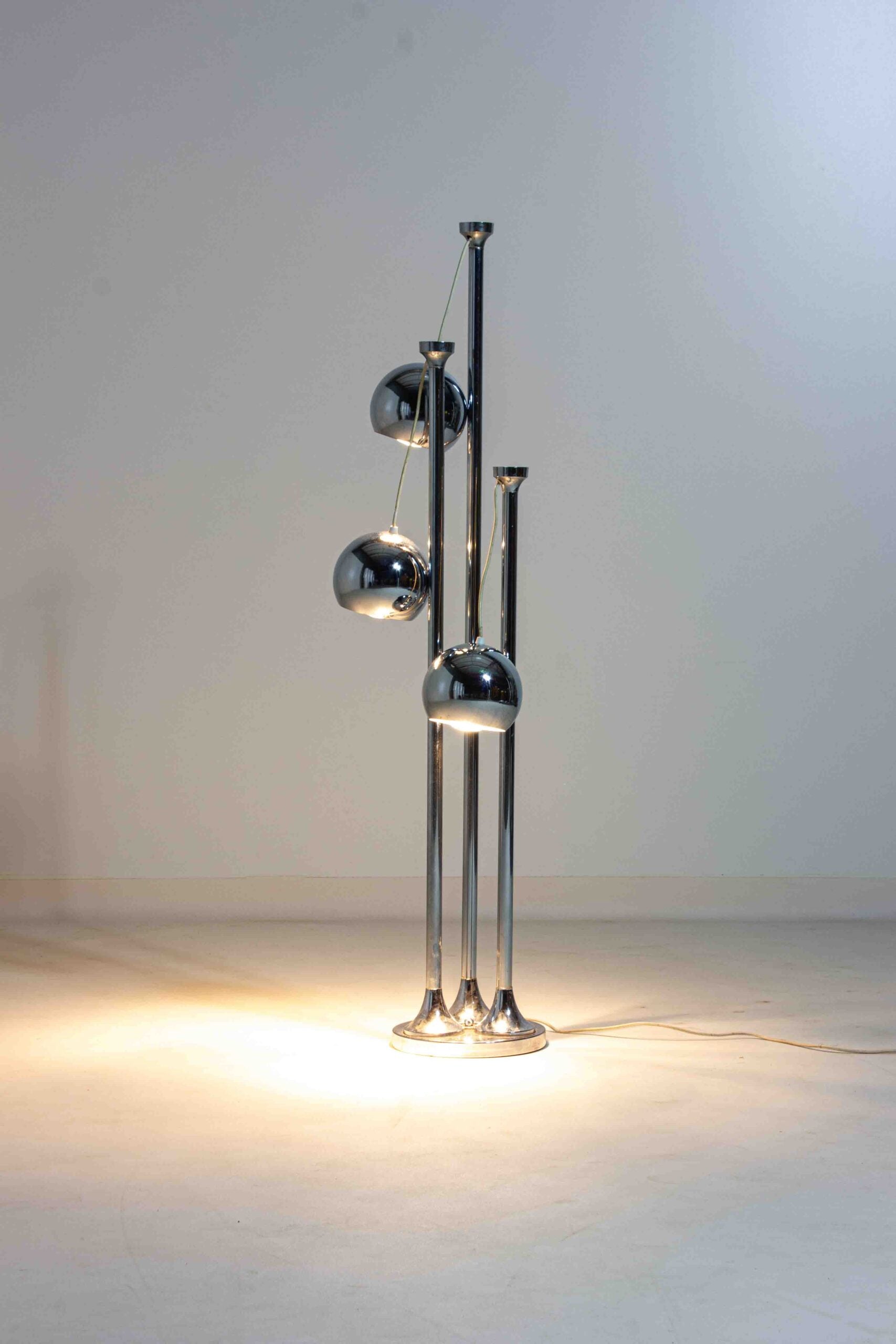 Magnetic_Italian_Ball_Floor_Lamp_in_Chrome,_1970s_Space_Age_Style