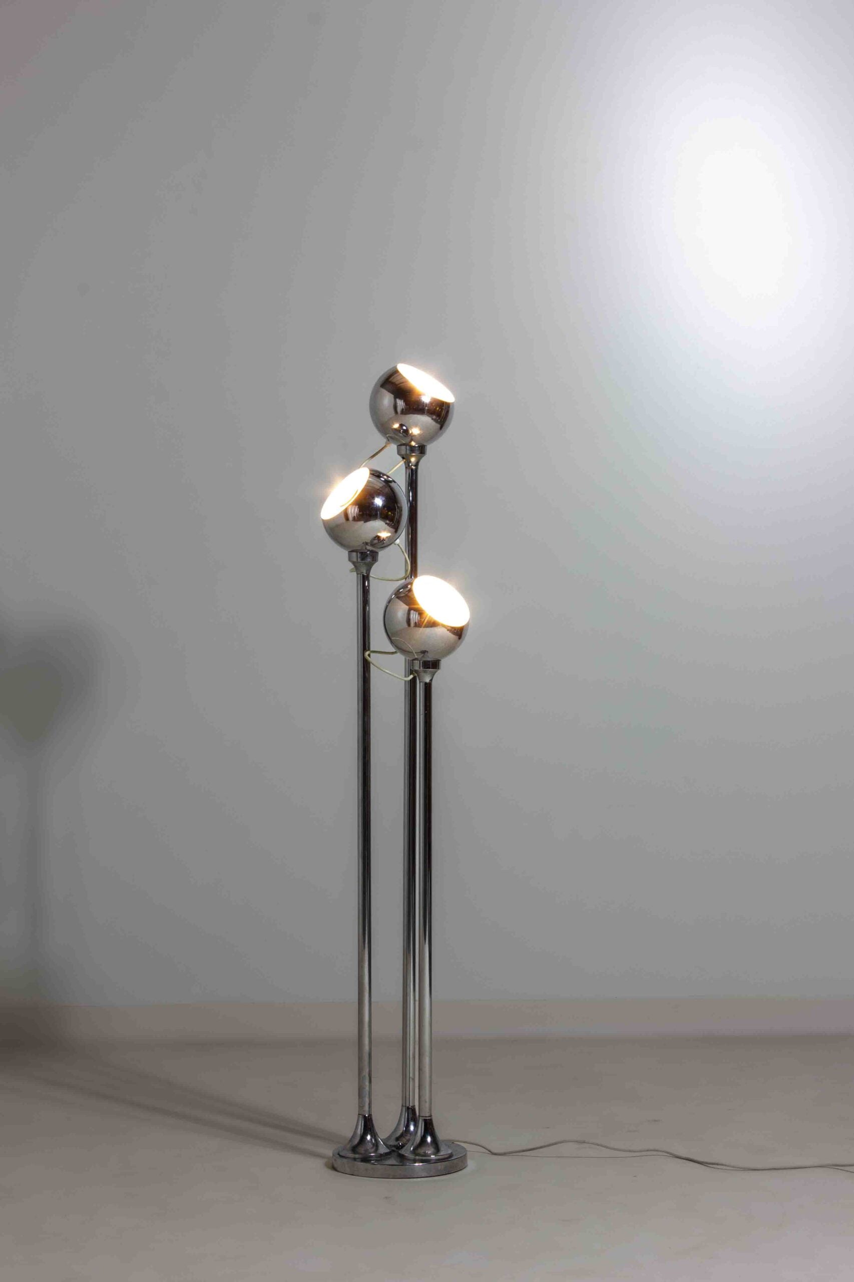 Magnetic_Italian_Ball_Floor_Lamp_in_Chrome,_1970s_Space_Age_Style