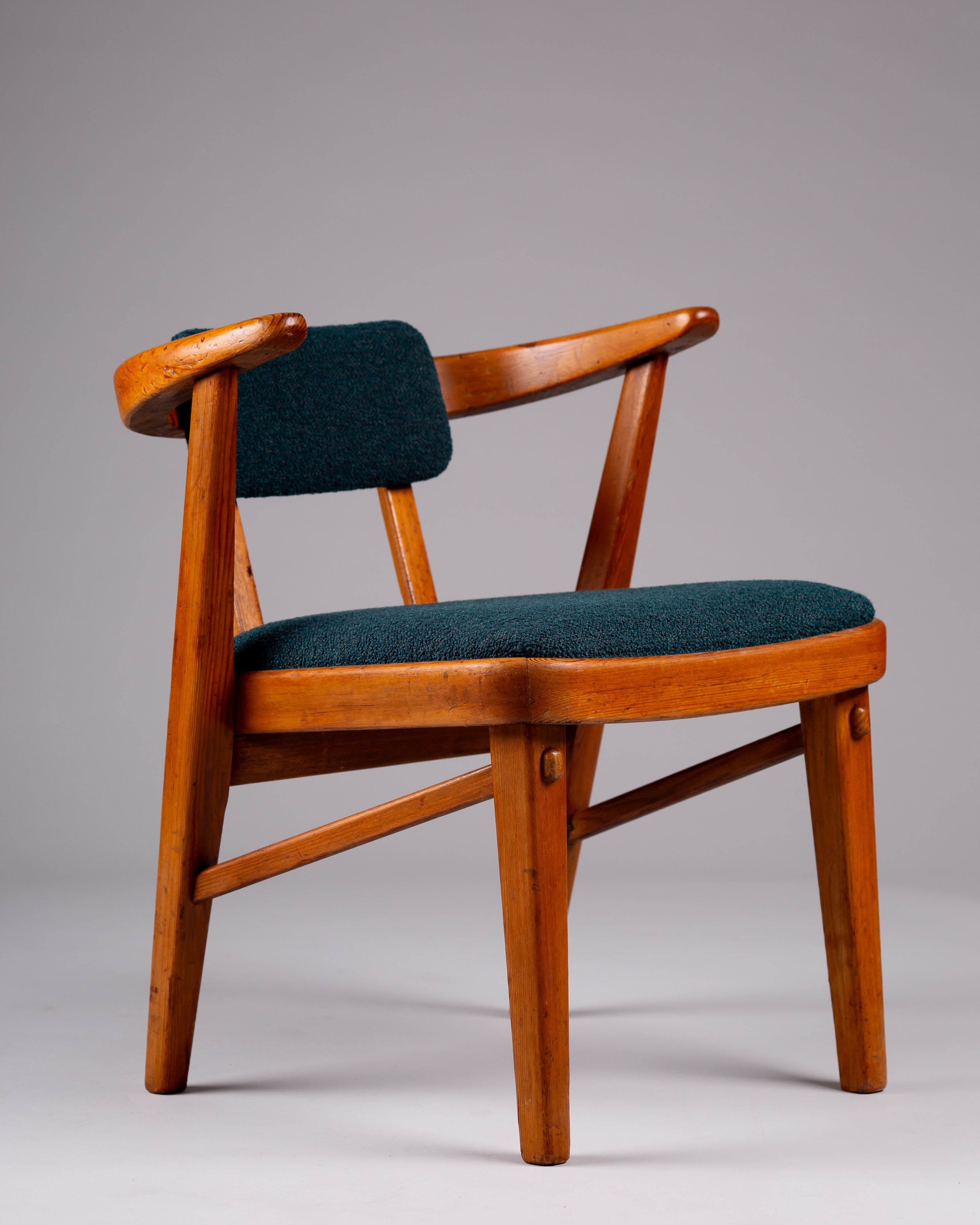 Set_of_4_Maija_Taimi_chairs_for_Restaurant_Kestikartano,_Helsinki_1940s