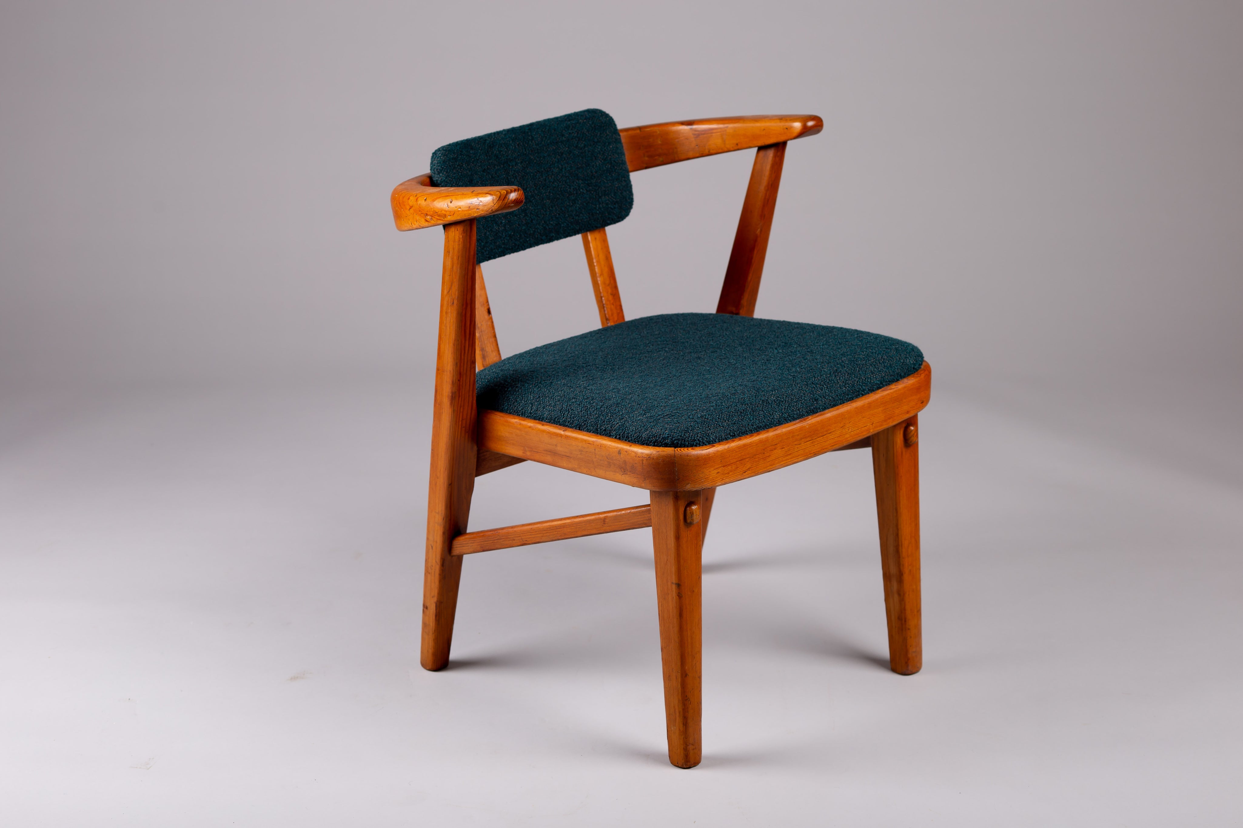 Set_of_4_Maija_Taimi_chairs_for_Restaurant_Kestikartano,_Helsinki_1940s