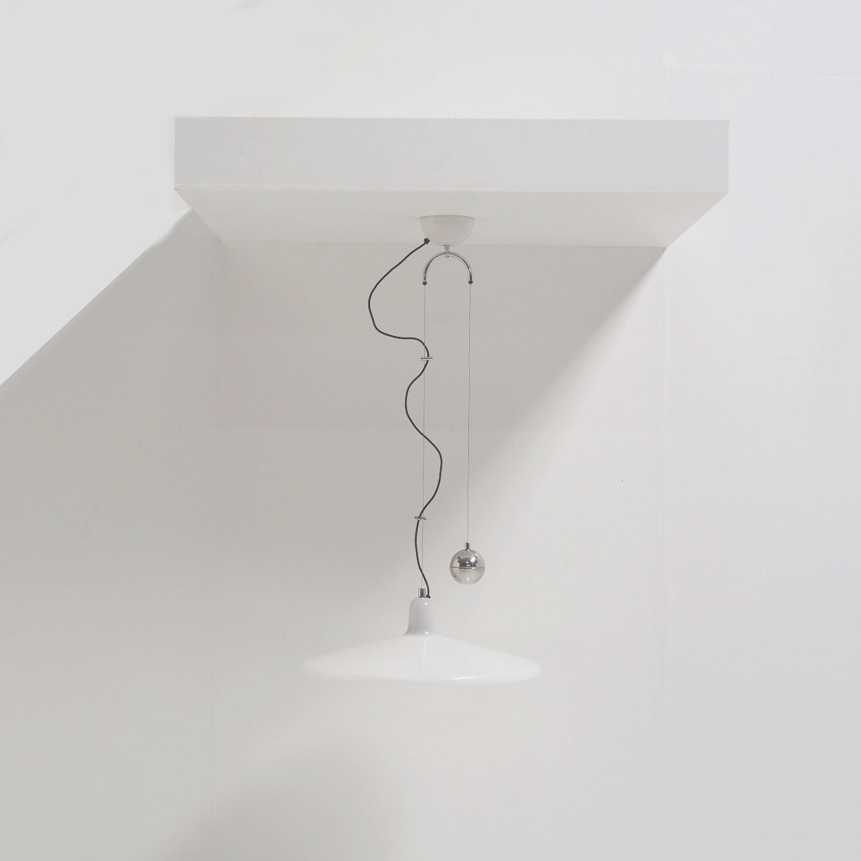 Franco_Bresciani_Manta_Counterweight_Pendant_Lamp_for_iGuzzini_in_Cream_Plastic_and_Chrome,_Italy,_1970s