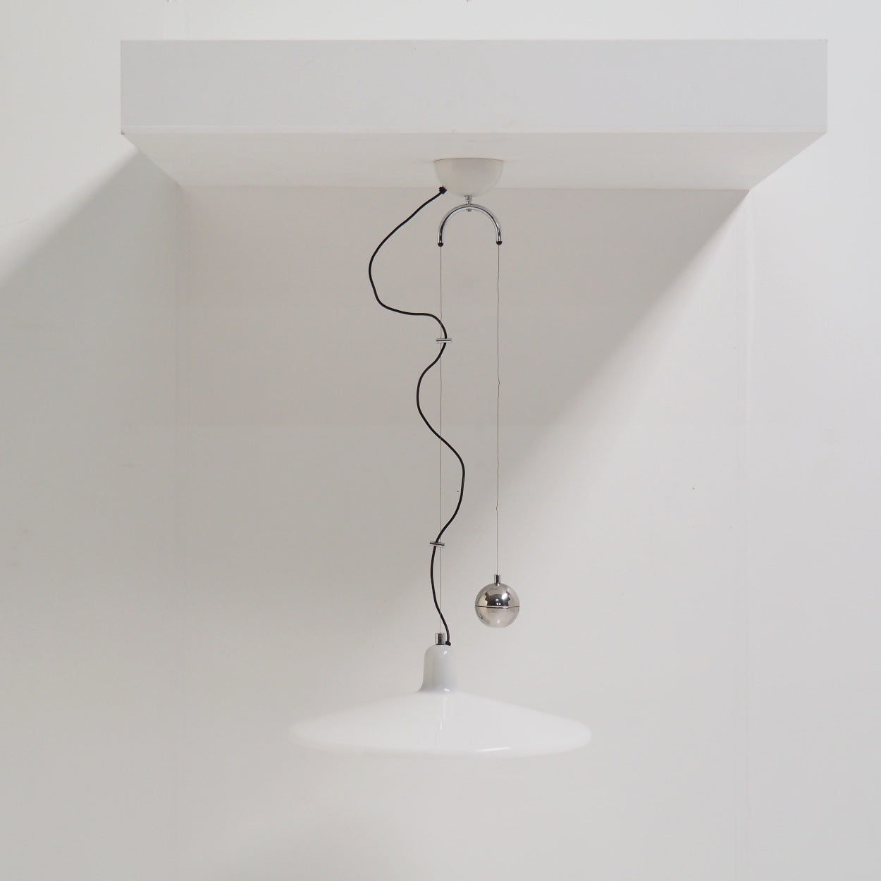 Franco_Bresciani_Manta_Counterweight_Pendant_Lamp_for_iGuzzini_in_Cream_Plastic_and_Chrome,_Italy,_1970s