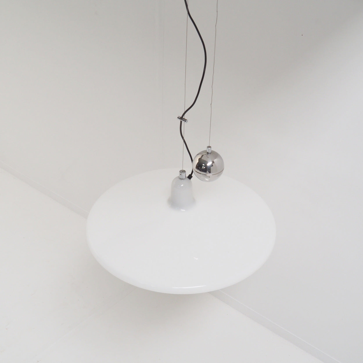 Franco_Bresciani_Manta_Counterweight_Pendant_Lamp_for_iGuzzini_in_Cream_Plastic_and_Chrome,_Italy,_1970s