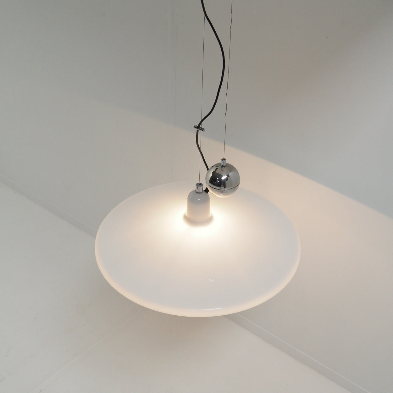 Franco_Bresciani_Manta_Counterweight_Pendant_Lamp_for_iGuzzini_in_Cream_Plastic_and_Chrome,_Italy,_1970s