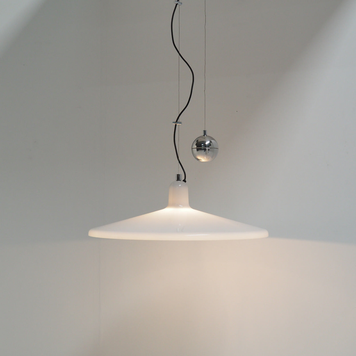 Franco_Bresciani_Manta_Counterweight_Pendant_Lamp_for_iGuzzini_in_Cream_Plastic_and_Chrome,_Italy,_1970s