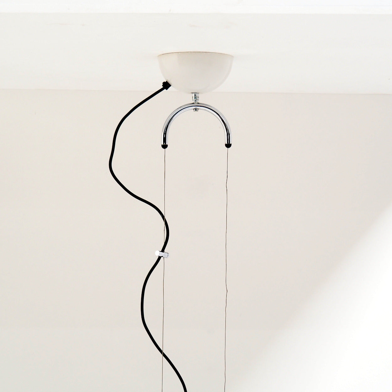 Franco_Bresciani_Manta_Counterweight_Pendant_Lamp_for_iGuzzini_in_Cream_Plastic_and_Chrome,_Italy,_1970s