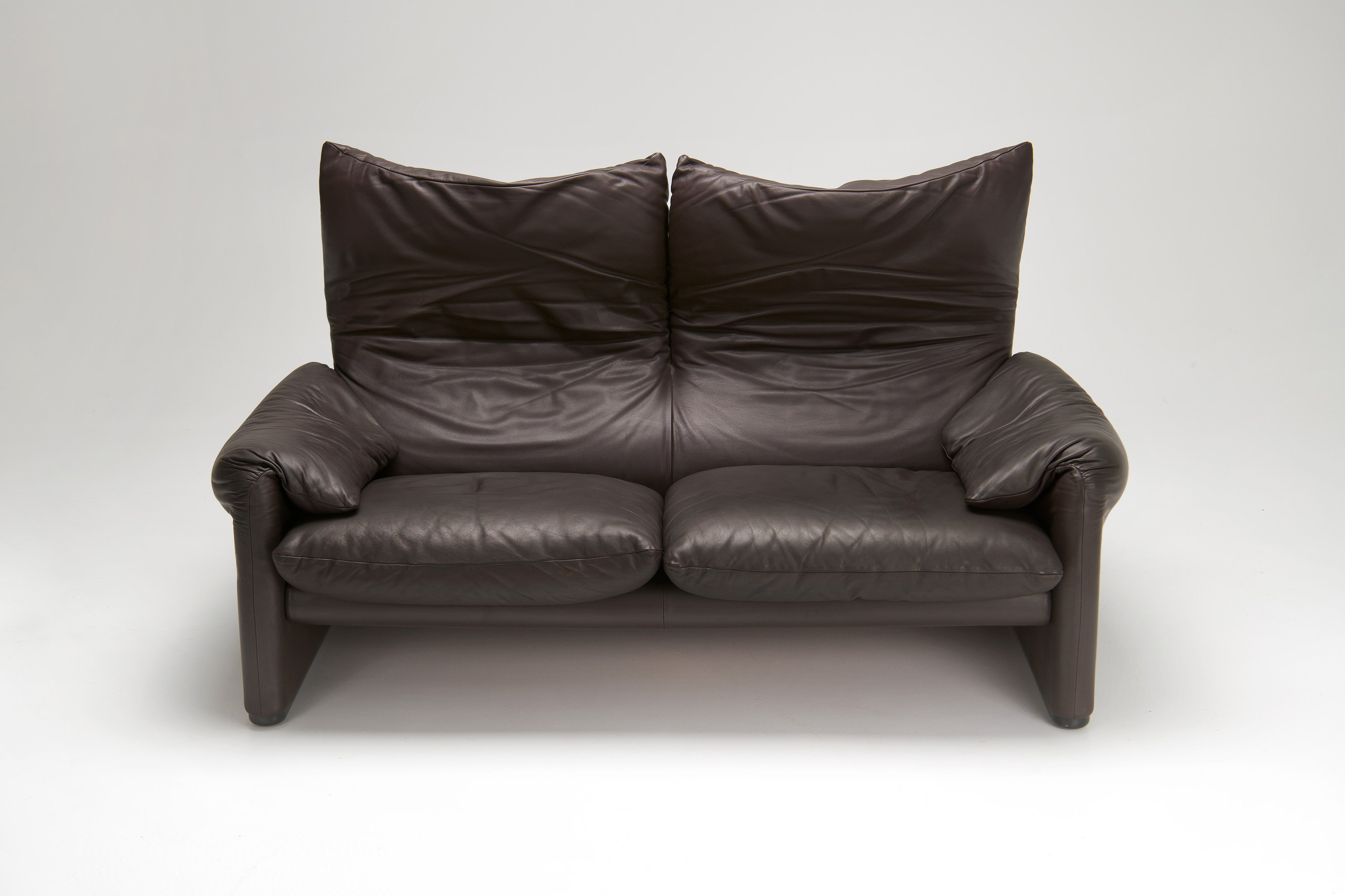 Maralunga_2-seater_Sofa_by_Vico_Magistretti