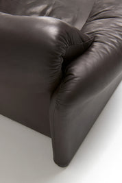 Maralunga_2-seater_Sofa_by_Vico_Magistretti