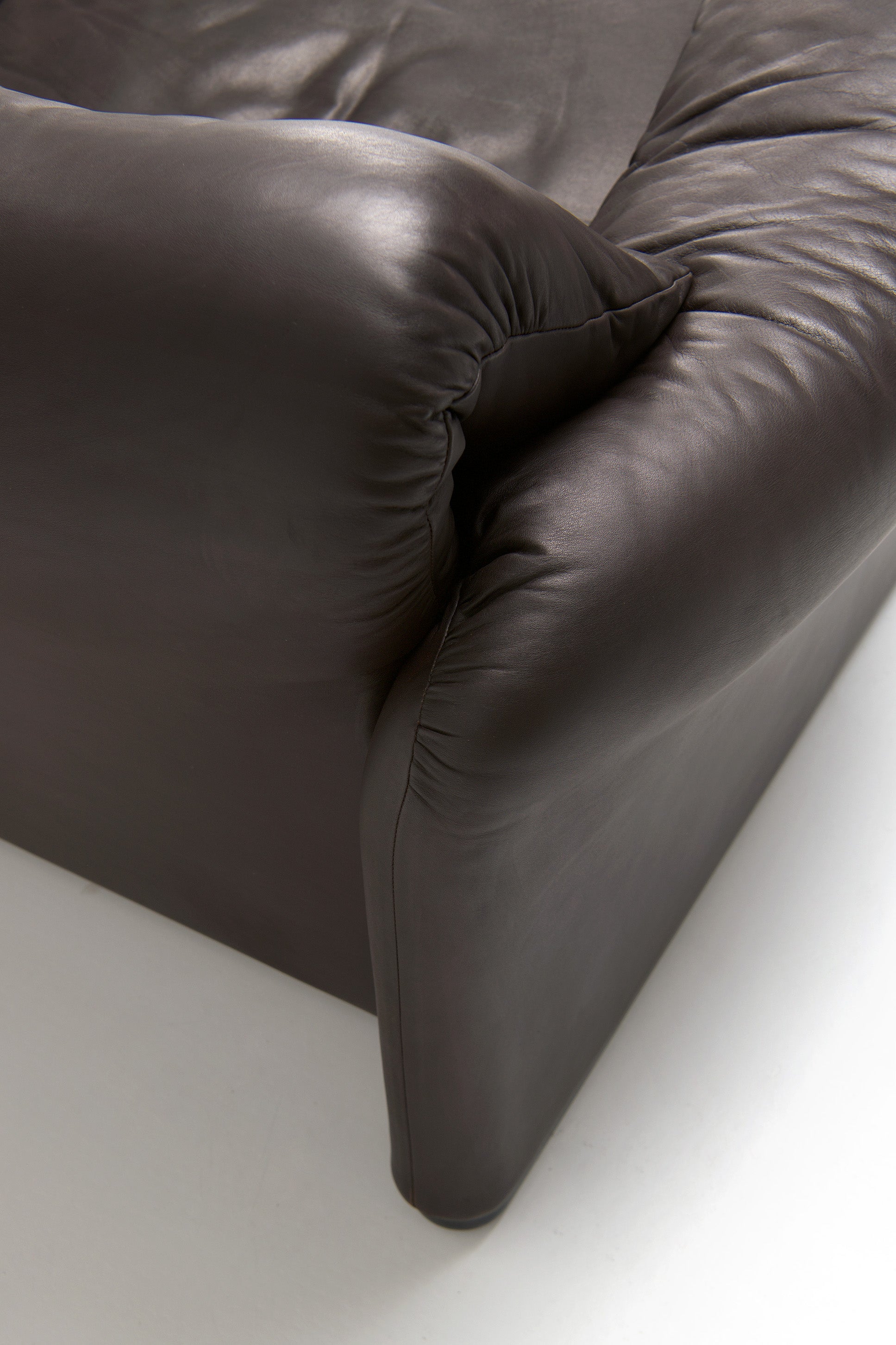 Maralunga_2-seater_Sofa_by_Vico_Magistretti