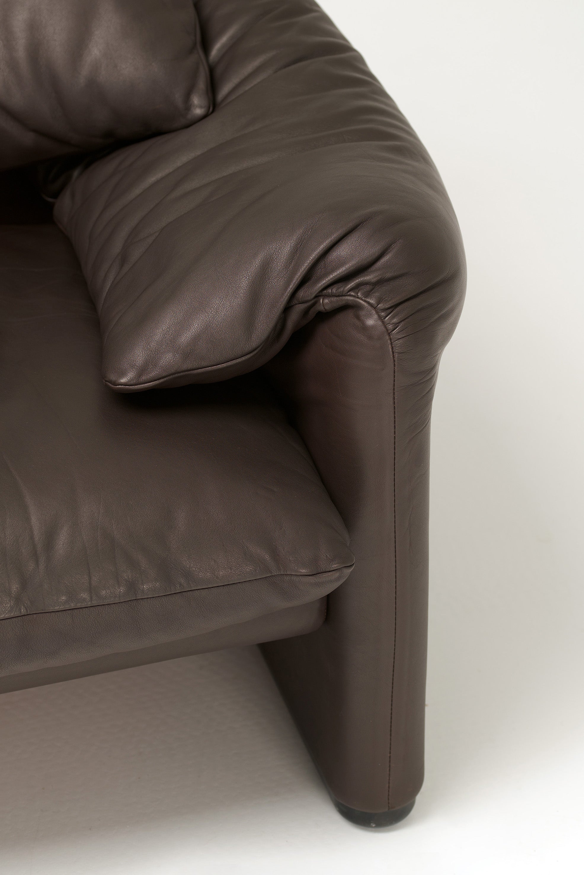 Maralunga_2-seater_Sofa_by_Vico_Magistretti