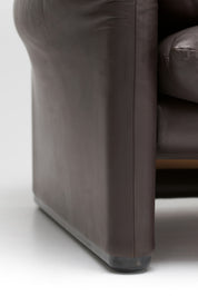 Maralunga_2-seater_Sofa_by_Vico_Magistretti