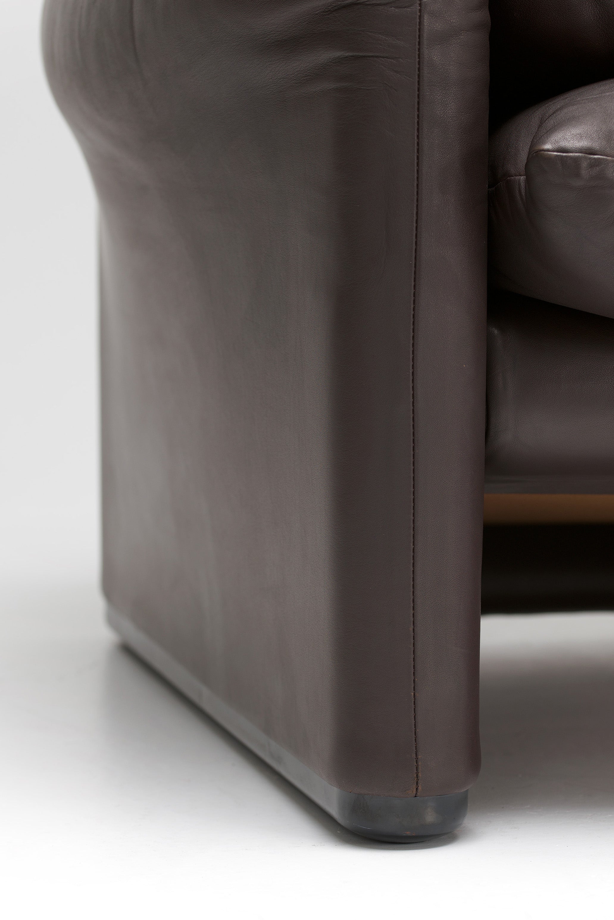 Maralunga_2-seater_Sofa_by_Vico_Magistretti