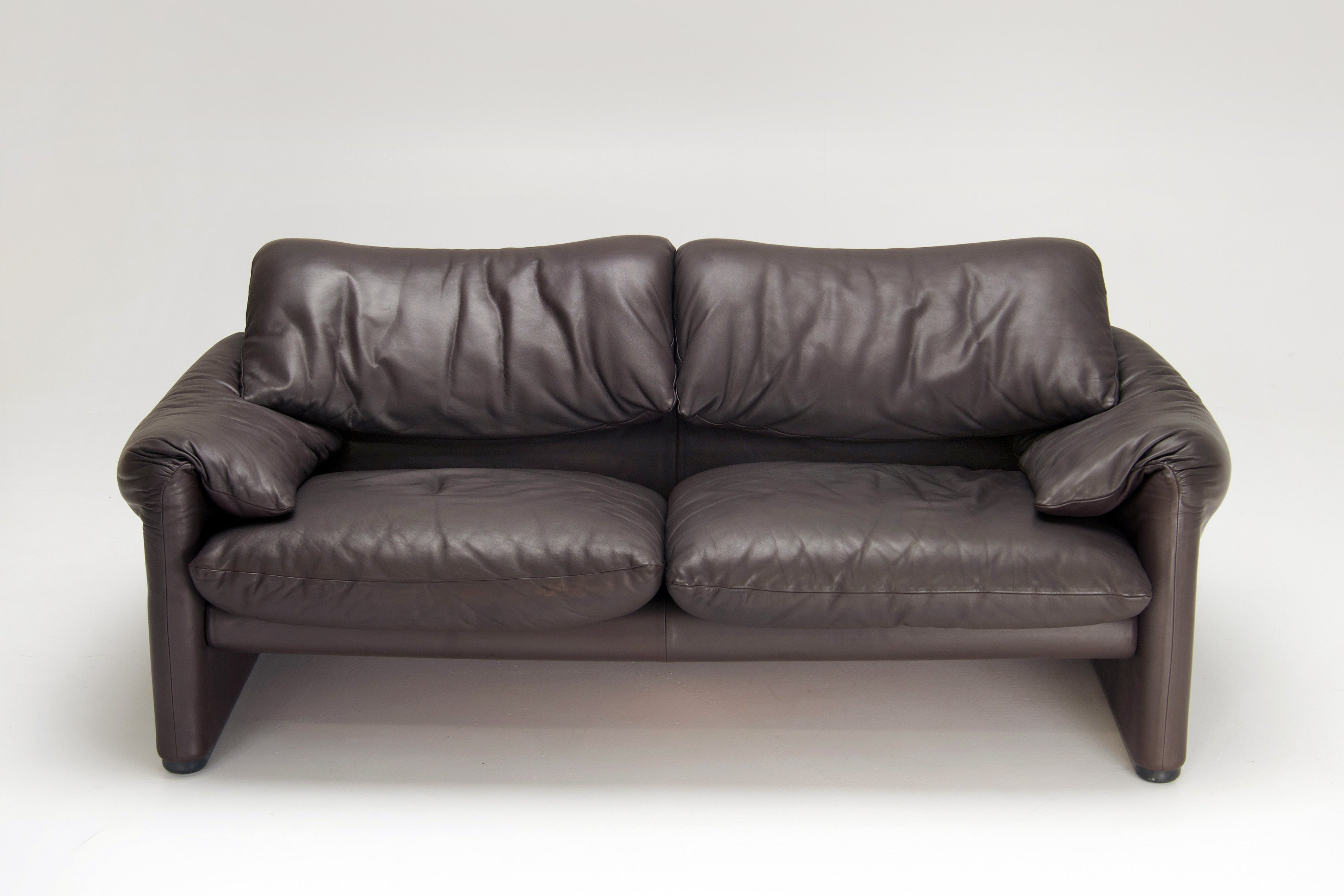 Maralunga_2-seater_Sofa_by_Vico_Magistretti