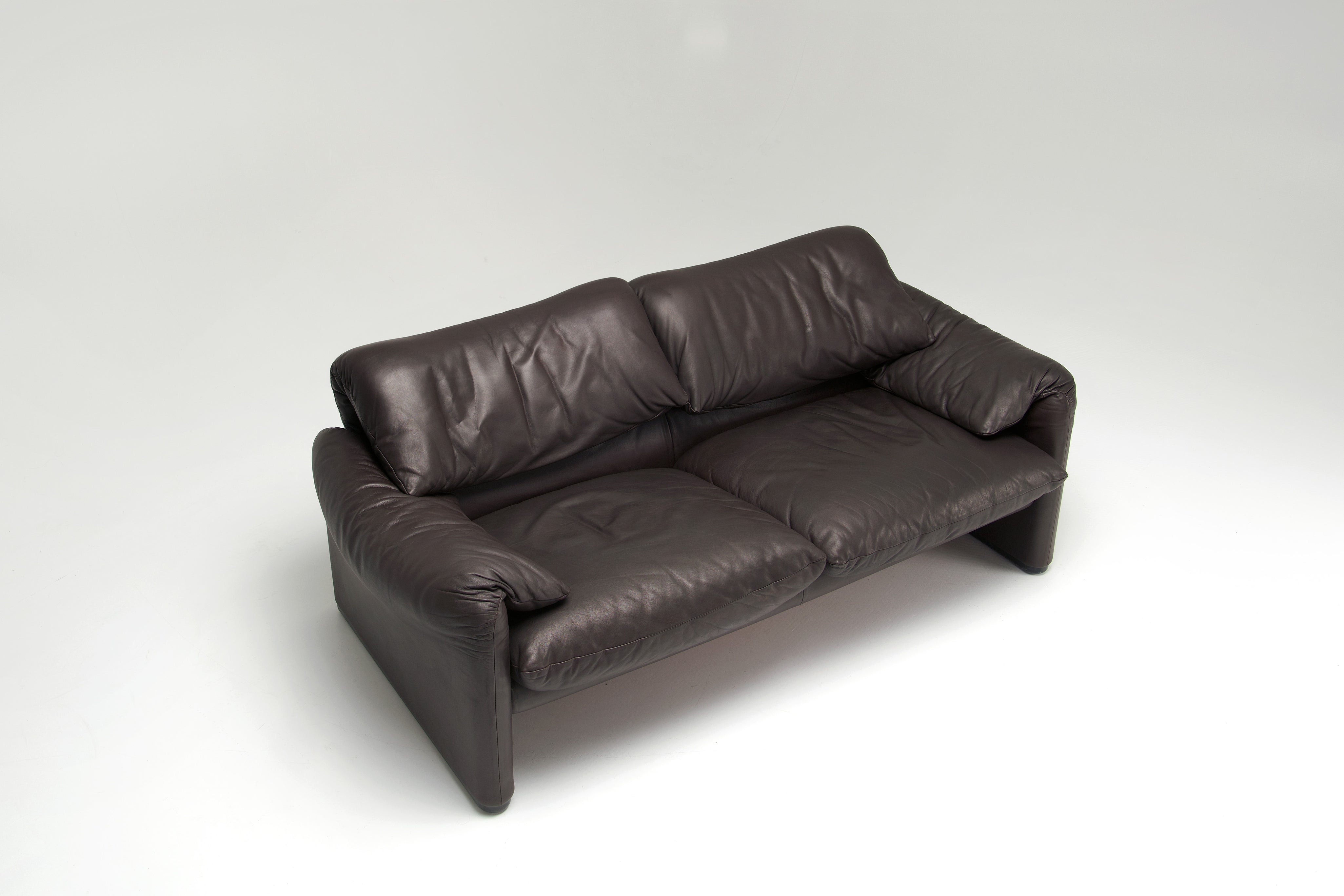 Maralunga_2-seater_Sofa_by_Vico_Magistretti