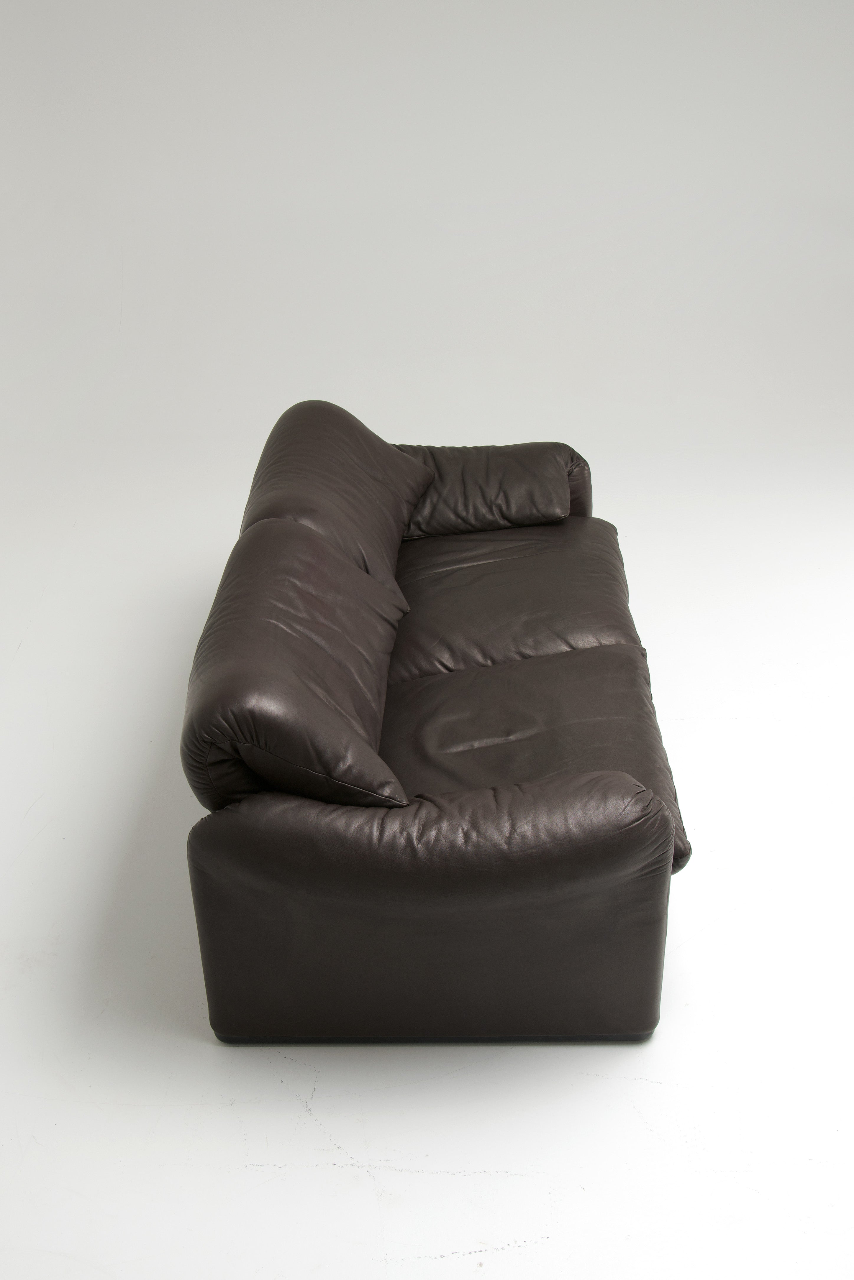 Maralunga_2-seater_Sofa_by_Vico_Magistretti