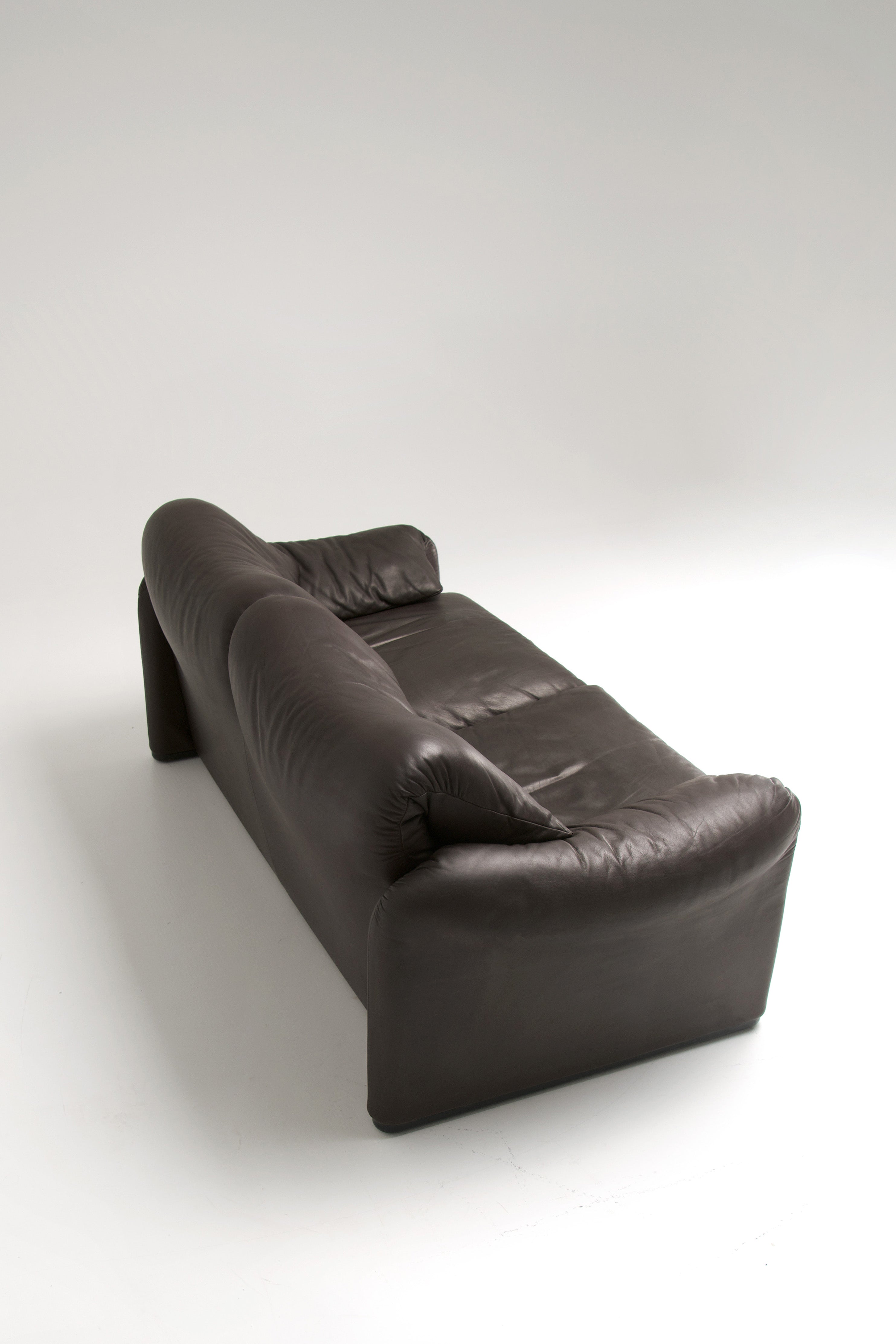 Maralunga_2-seater_Sofa_by_Vico_Magistretti