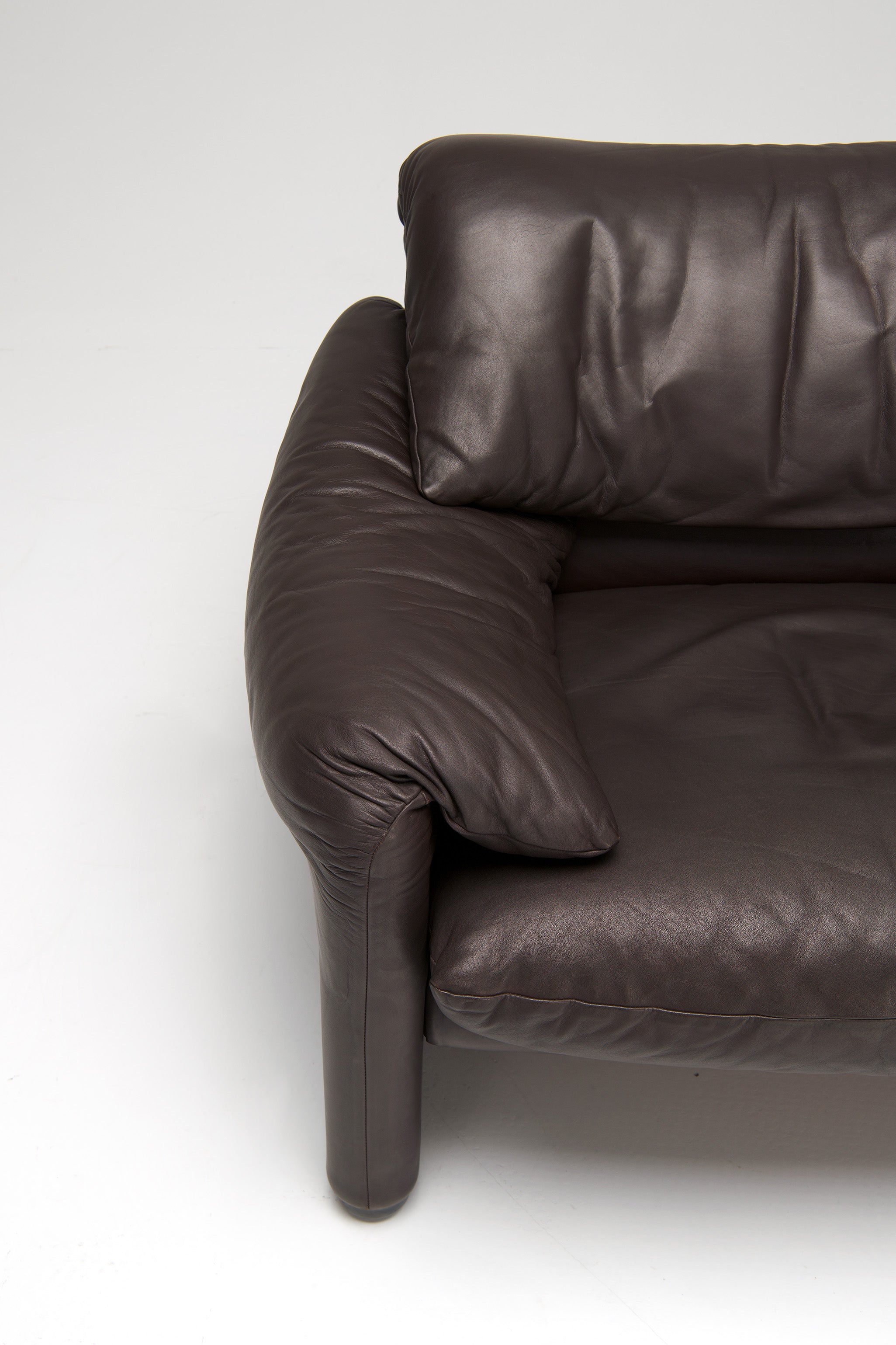 Maralunga_2-seater_Sofa_by_Vico_Magistretti