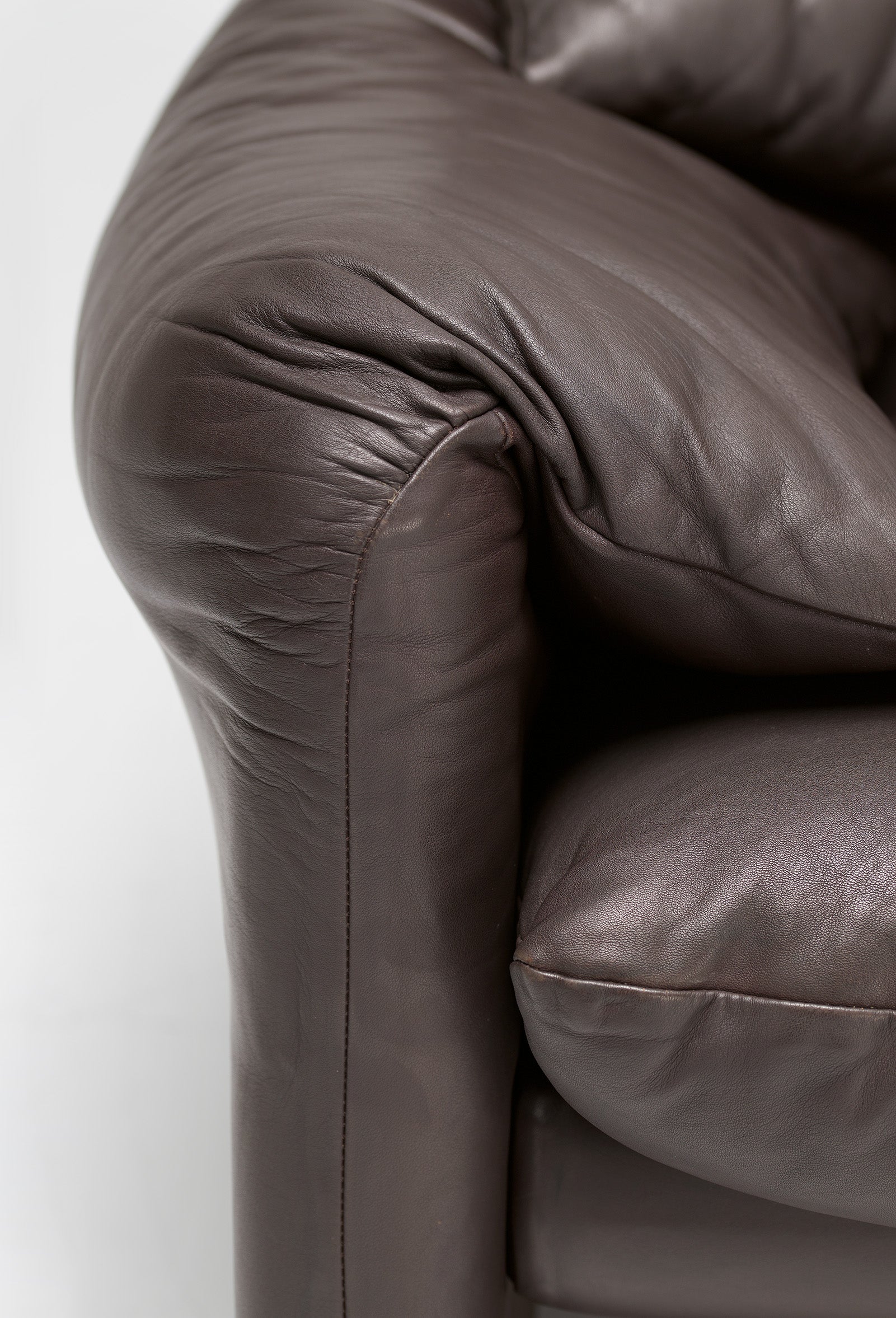 Maralunga_2-seater_Sofa_by_Vico_Magistretti